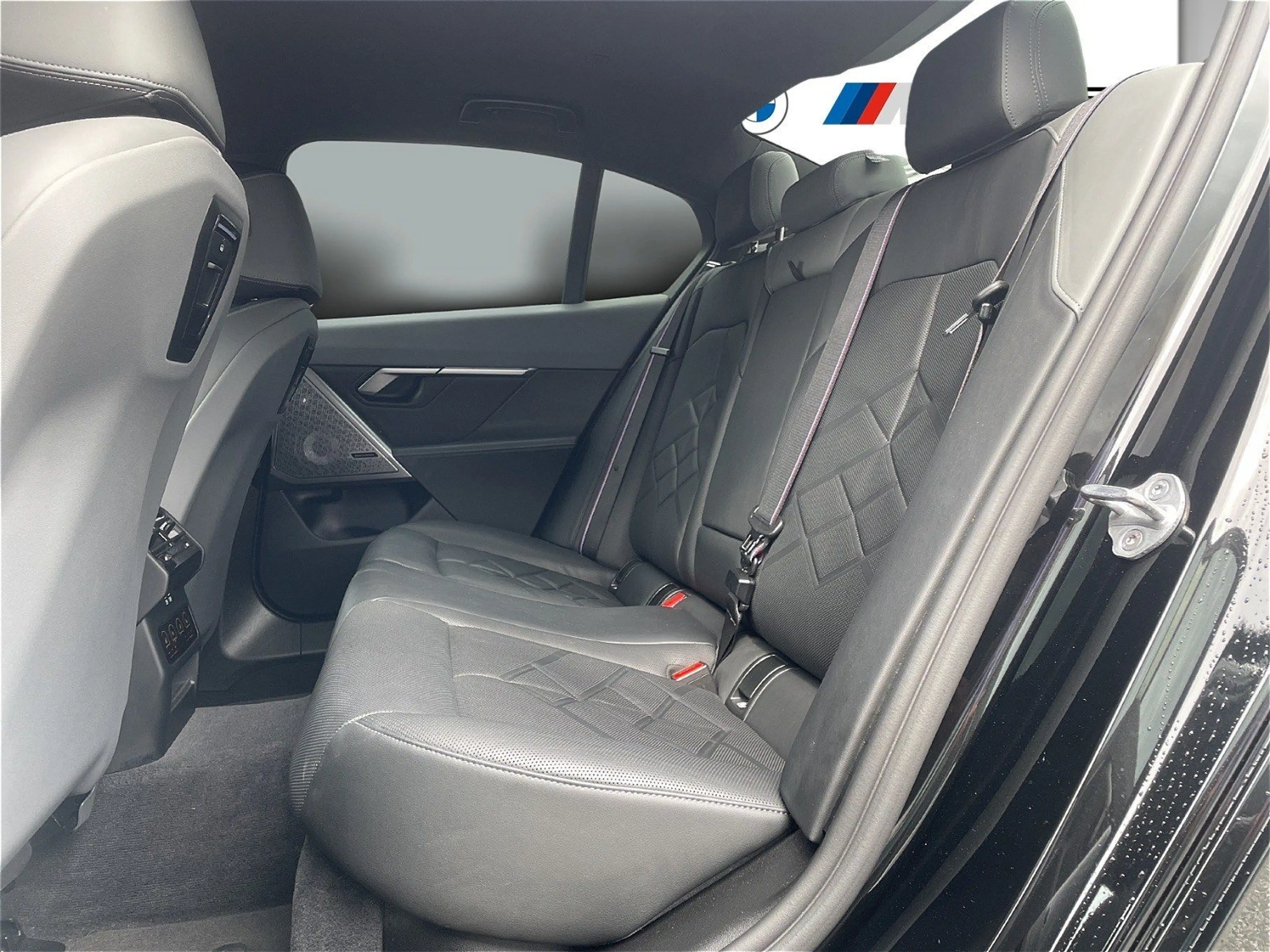 BMW 550 e xDrive M Sport — photo 11