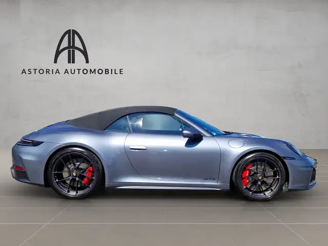 Porsche 911 view 8