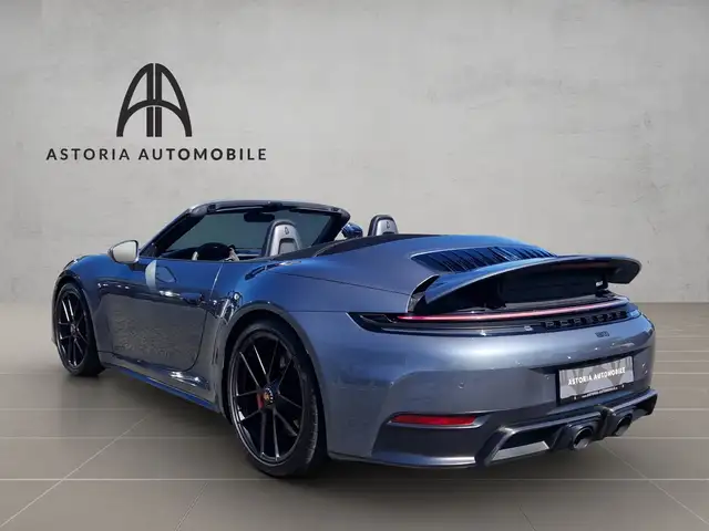 Porsche 911 view 9