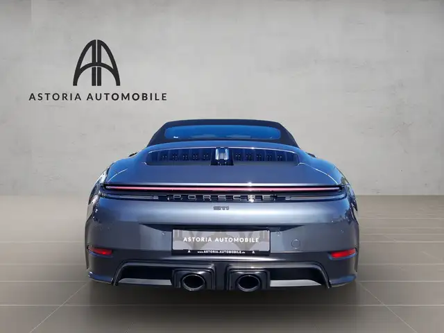 Porsche 911 view 10