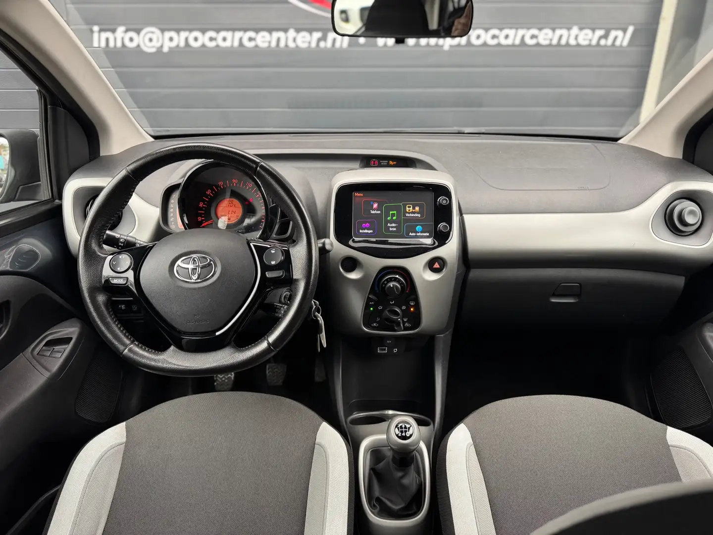 Toyota Aygo 1.0 VVT-i x-play AIRCO|CRUISE|CAM|SCHERM|EL.RAMEN| Gris - 2