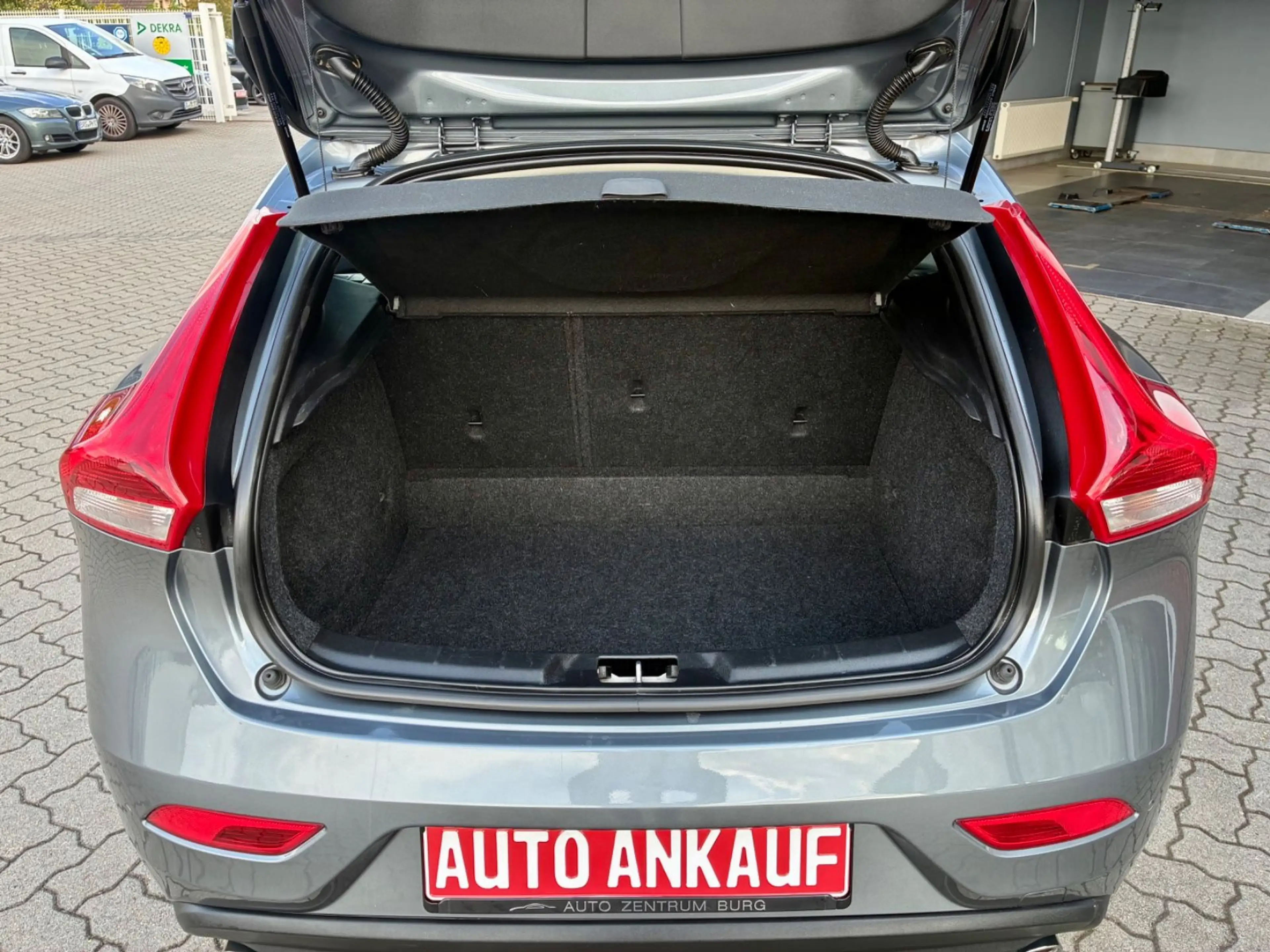 Volvo V40 Kinetic 2.0l D Automatik Navi Tempomat AHK — photo 15