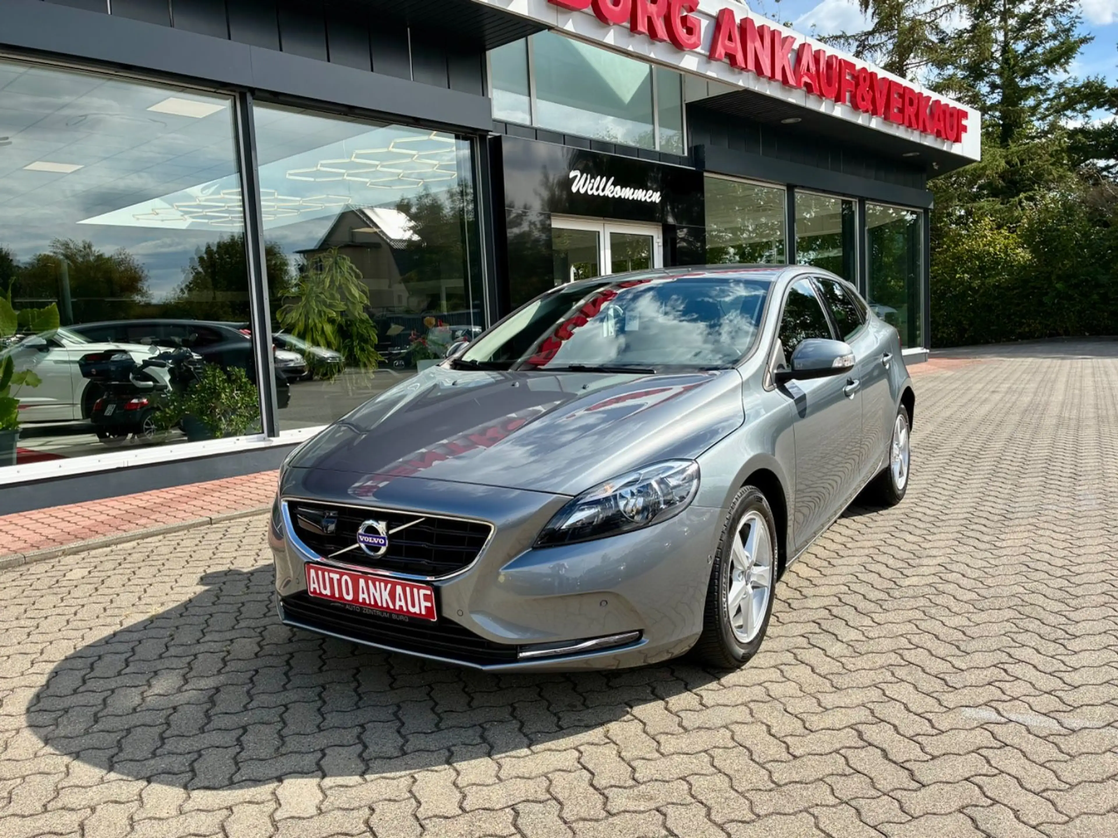 Volvo V40 Kinetic 2.0l D Automatik Navi Tempomat AHK — photo 2