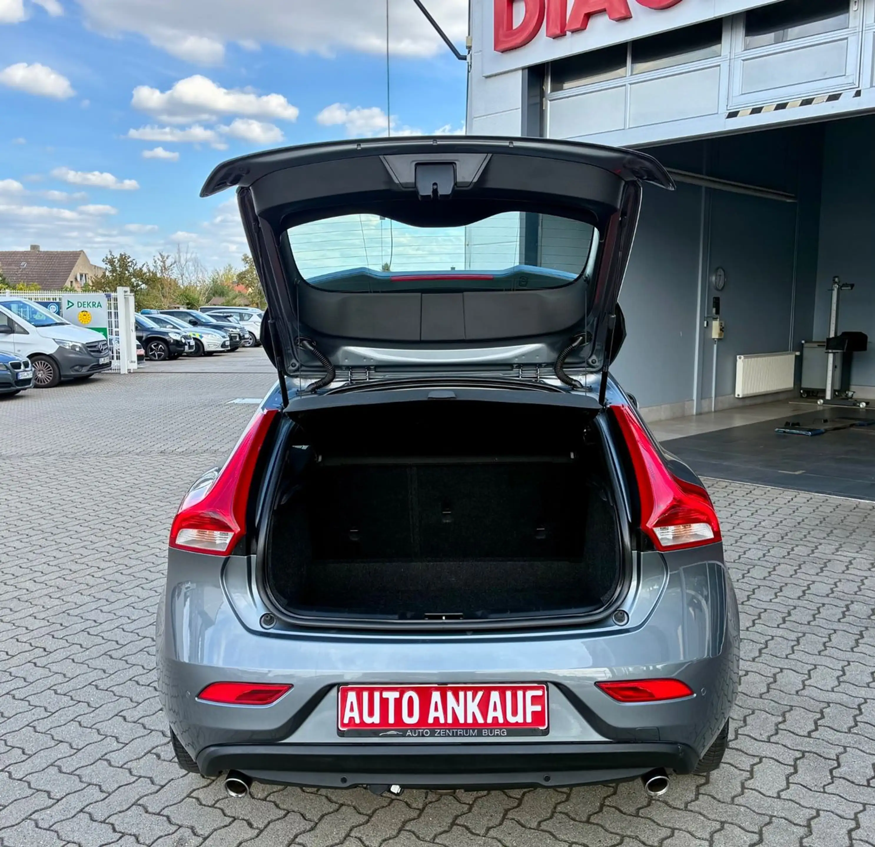 Volvo V40 Kinetic 2.0l D Automatik Navi Tempomat AHK — photo 14