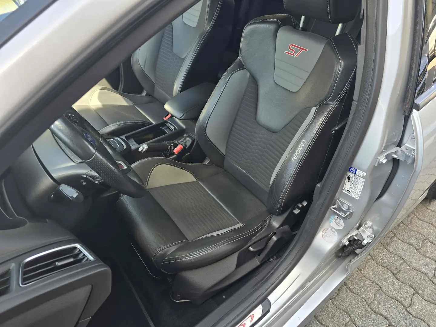 Ford Focus 2,0L TDCi Turnier ST*BI-XENON*KAMERA*NAVI*8xALU* Silber - 2