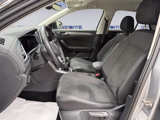 Volkswagen T-Roc view 11