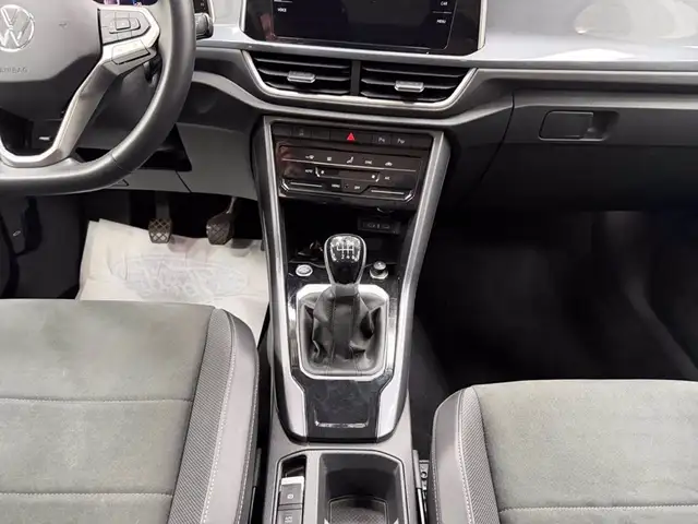 Volkswagen T-Roc view 13