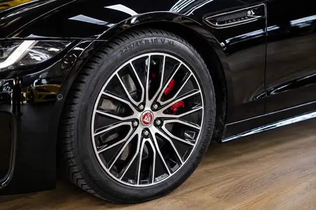 Jaguar Xe view 4
