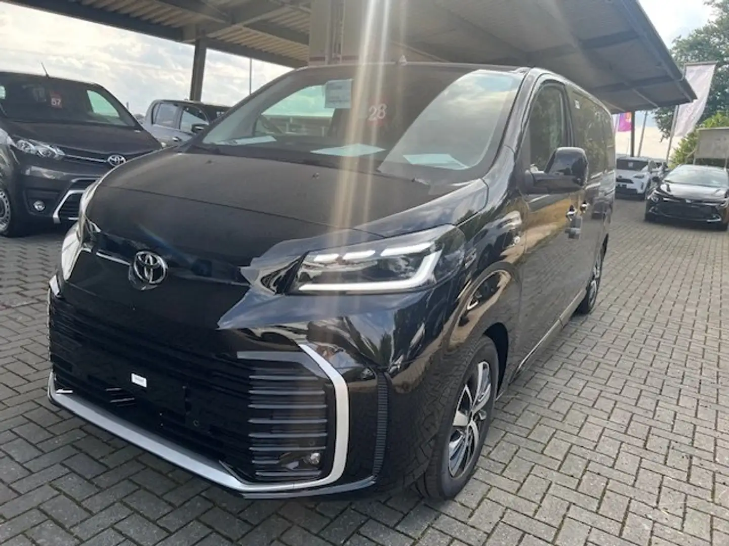 Toyota Proace Proace 2,0-l-D-4D L1 (7-Si.) Autm. Verso Lounge Noir - 1