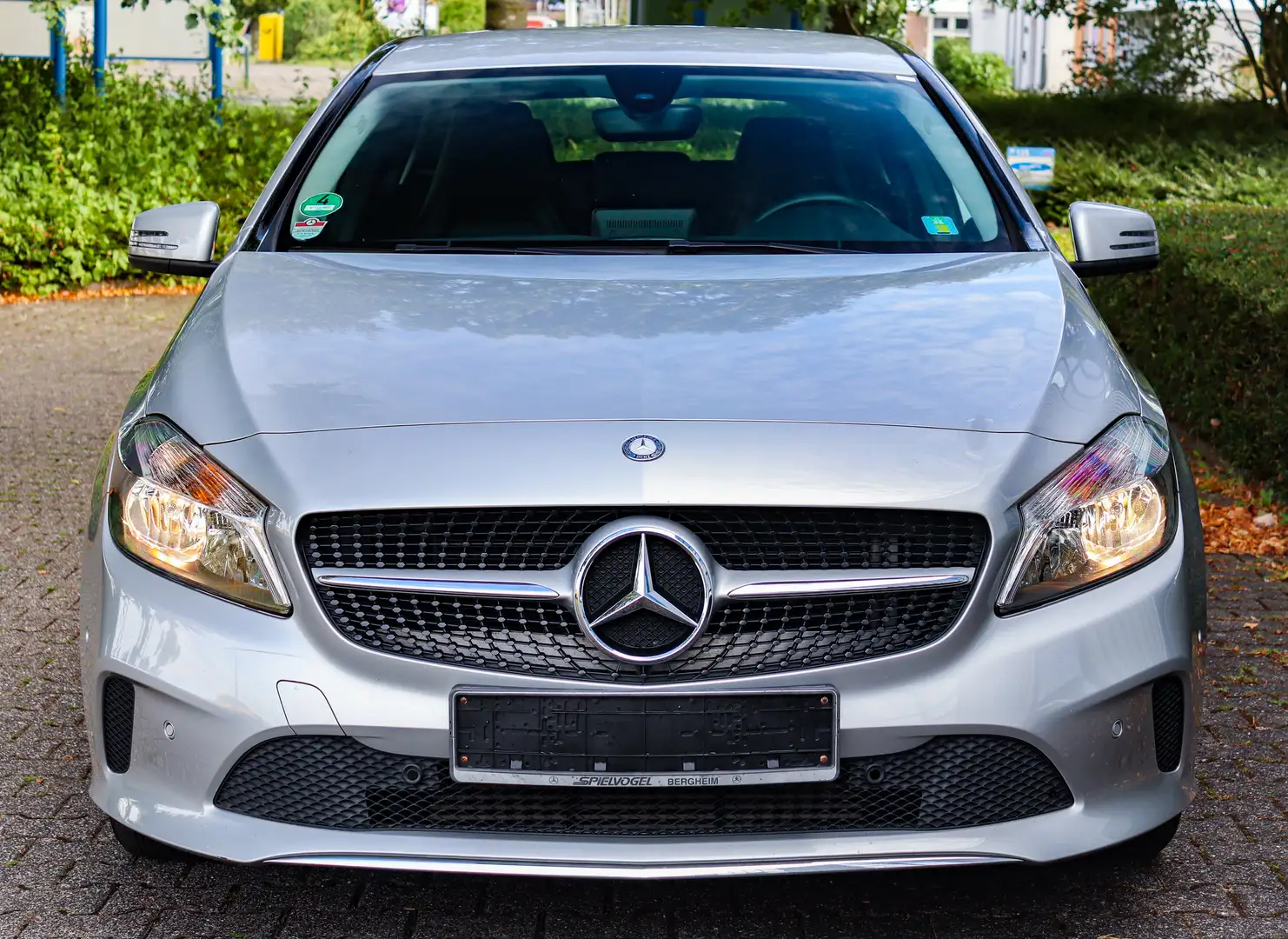 Mercedes-Benz A 180 A180 BE*T.LEDER*NAVI*PARKASSIST*SPORTSITZE*KEYLESS Gris - 2