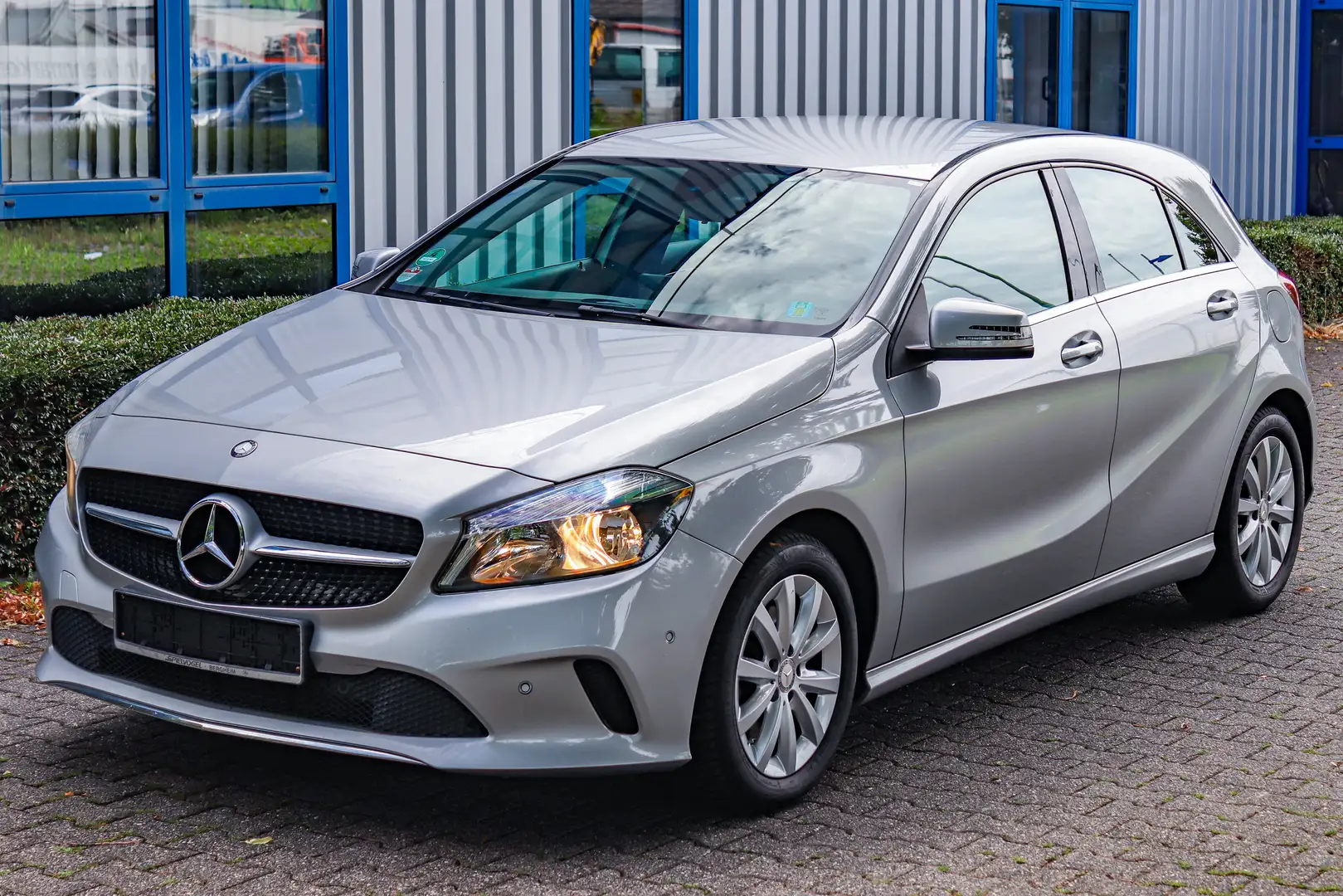 Mercedes-Benz A 180 A180 BE*T.LEDER*NAVI*PARKASSIST*SPORTSITZE*KEYLESS Gris - 1