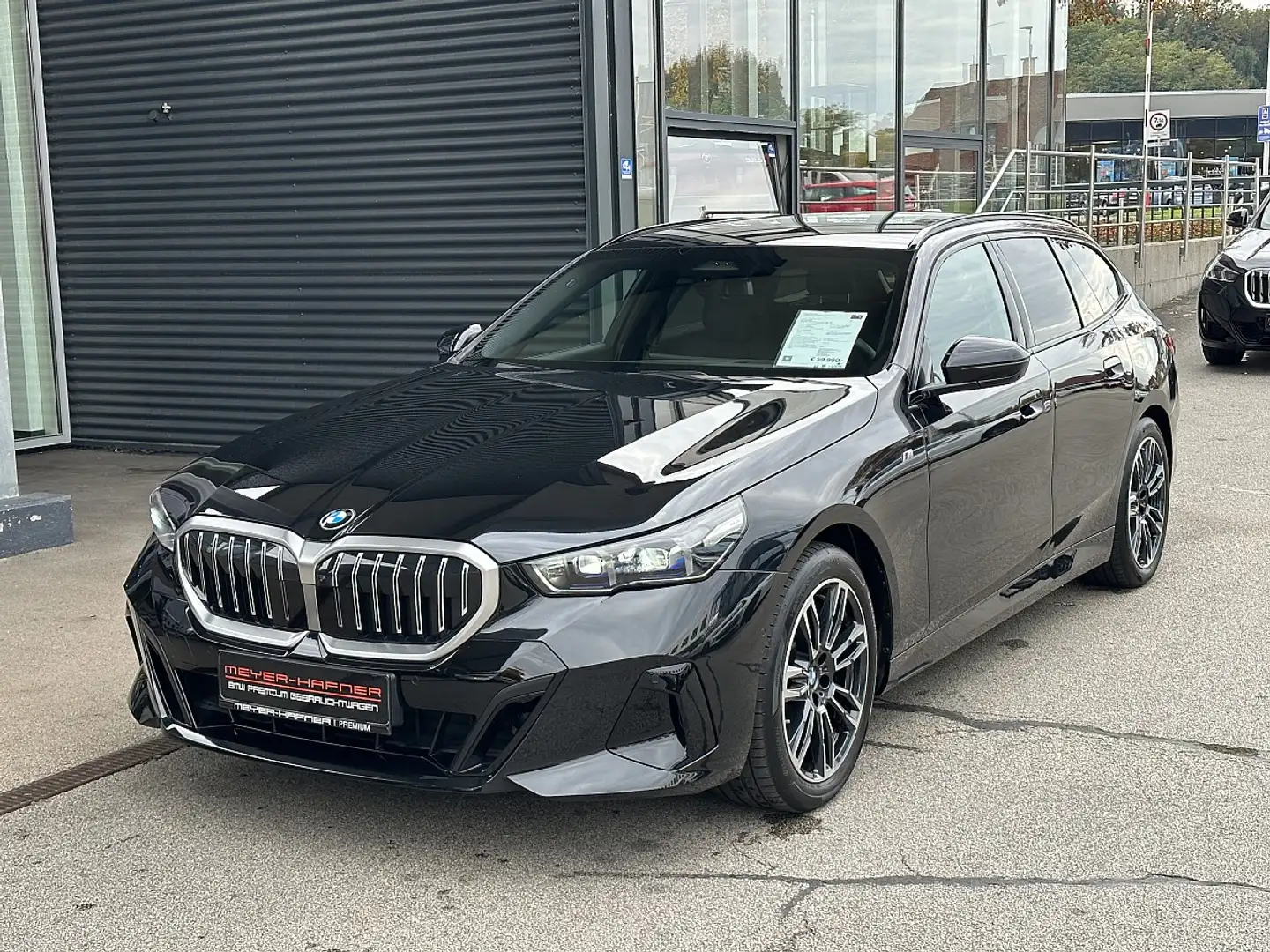 BMW 520 d Touring xDrive M-Paket Aut. / AHK / 19" Schwarz - 1