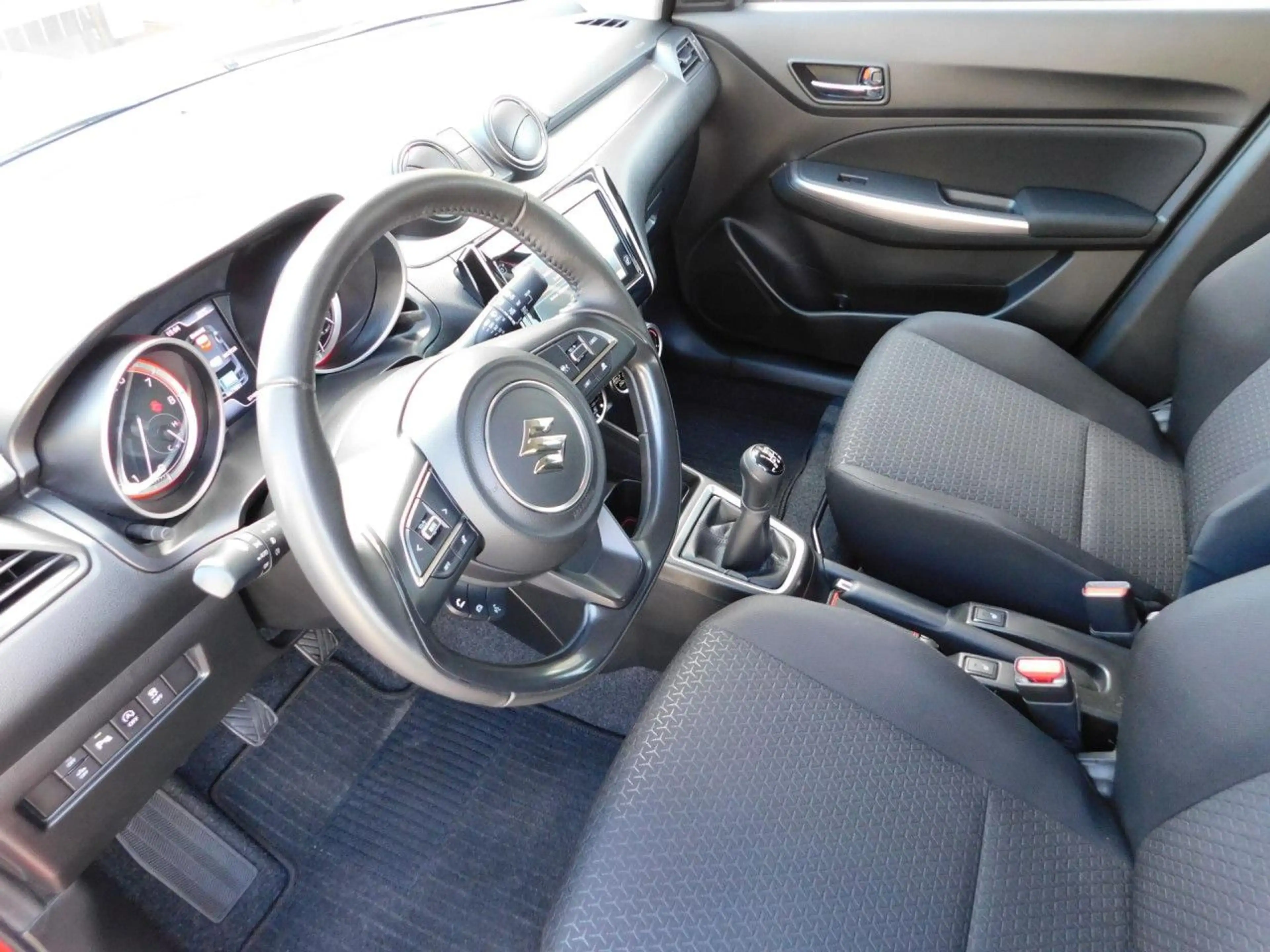 Suzuki Swift 1.2 4x2 Comfort+ Mild-Hybrid Dualjet 5D 5M/T — photo 10
