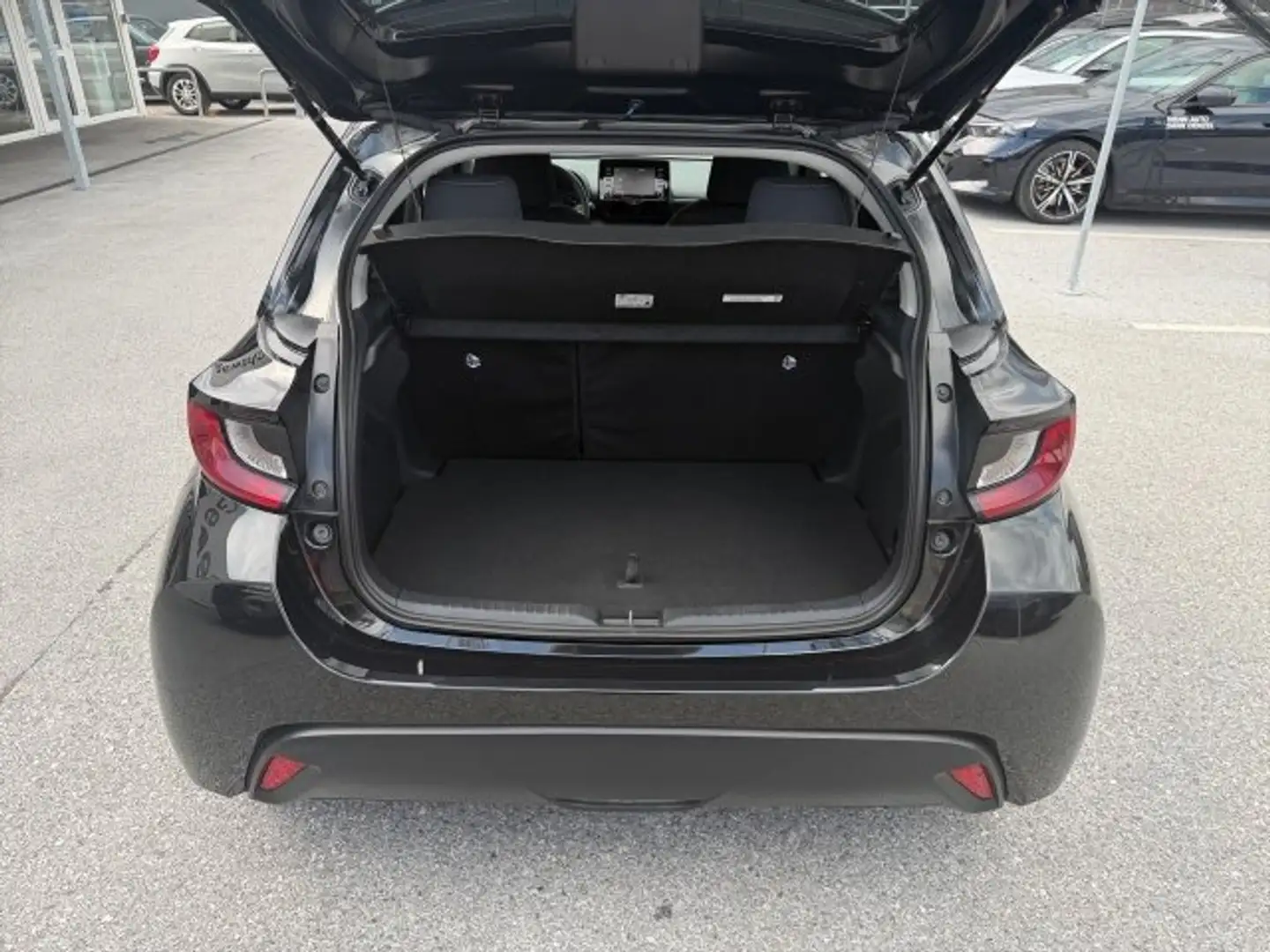 Toyota Yaris 1,5 Hybrid 5-türig Active Drive Schwarz - 2