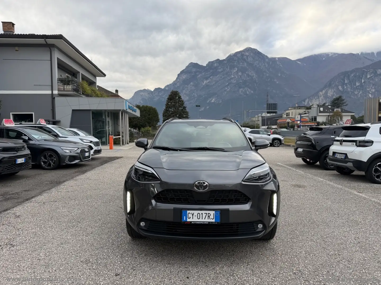 Toyota Yaris Cross 1.5 Hyb. 5p. E-CVT AWD Trend Business Plus Pack Gris - 2