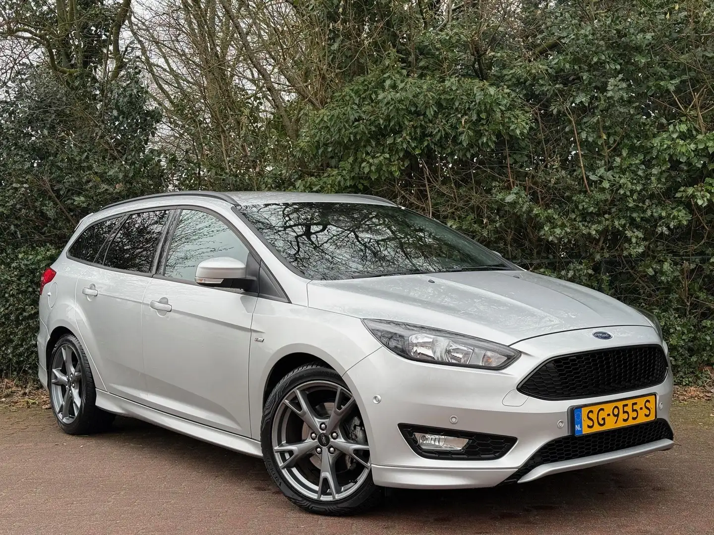 Ford Focus Wagon 1.5 ST-Line/NAVI/AIRCO/THAAK/PARKASS/PDC/ACA Grau - 1