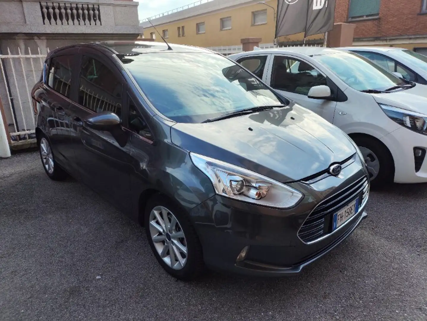 Ford B-Max 1.5 TDCi 75 CV Titanium Grau - 2