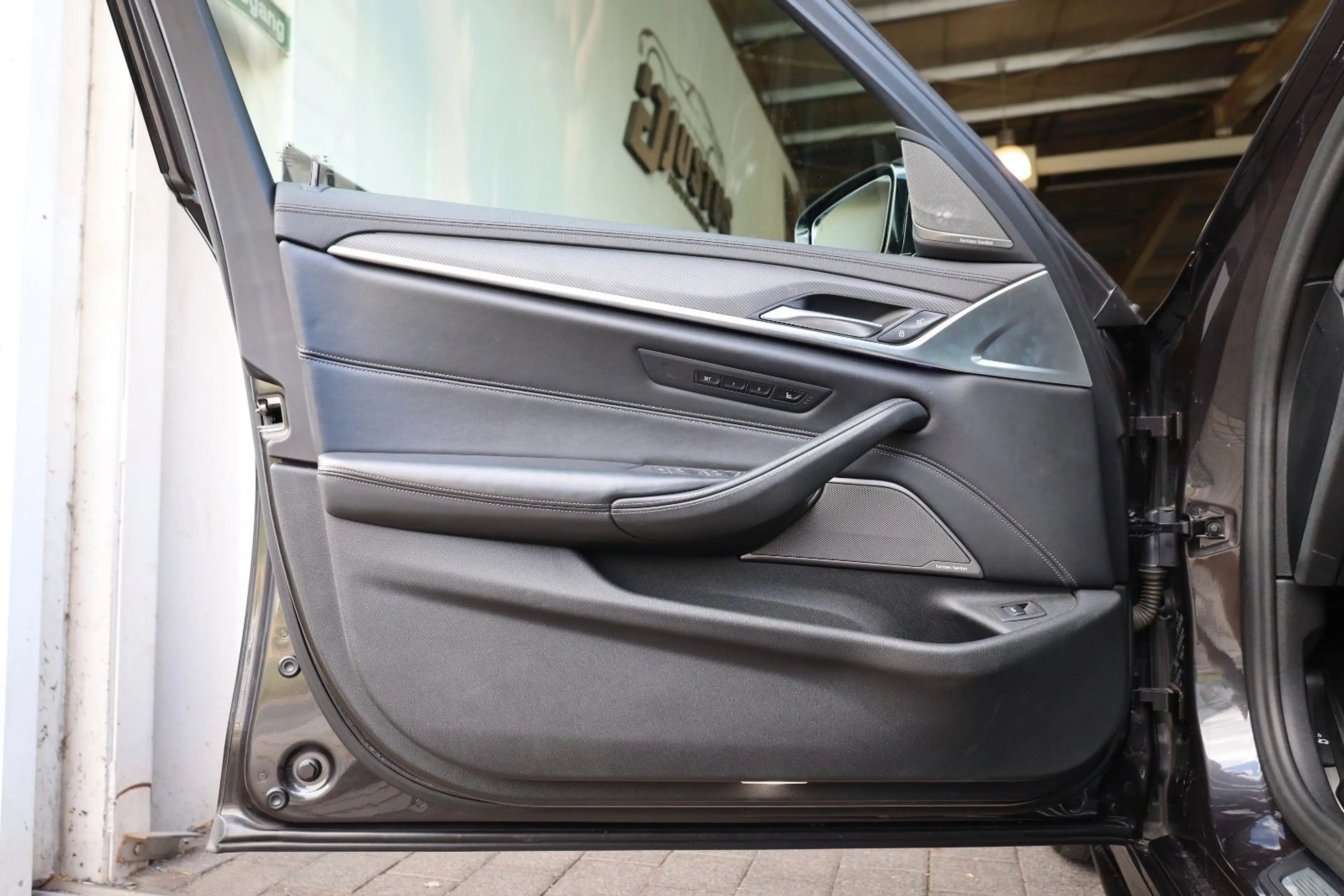 BMW 550 i xDrive/360*/HUD/SHZ/MASSAGE/TTW/ACC/HK/R20 — photo 9