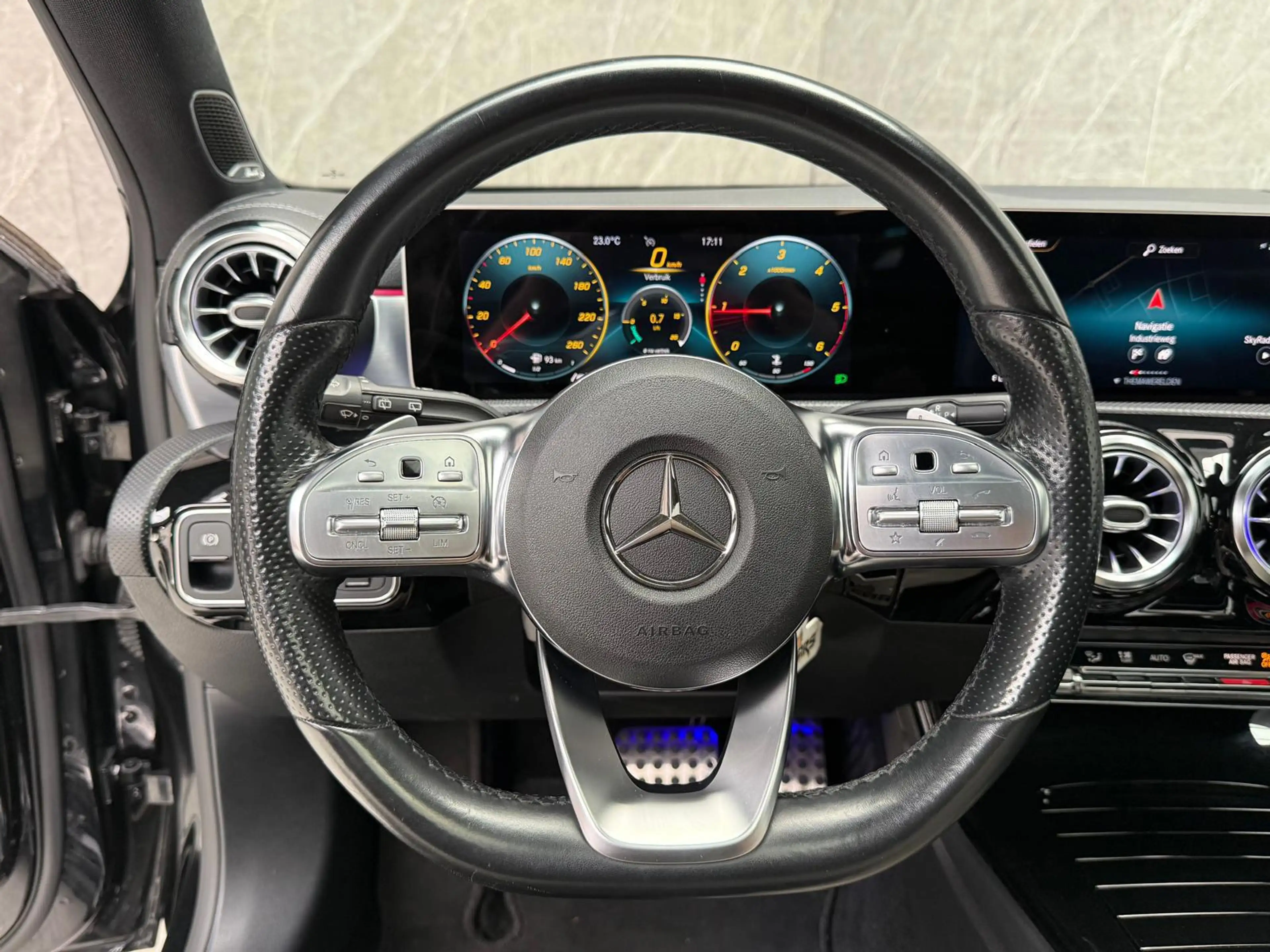 Mercedes-Benz A 180 d / AUT / APK / Panorama / Leder / Camera — photo 13