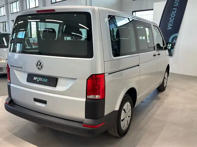 Volkswagen Transporter view 4
