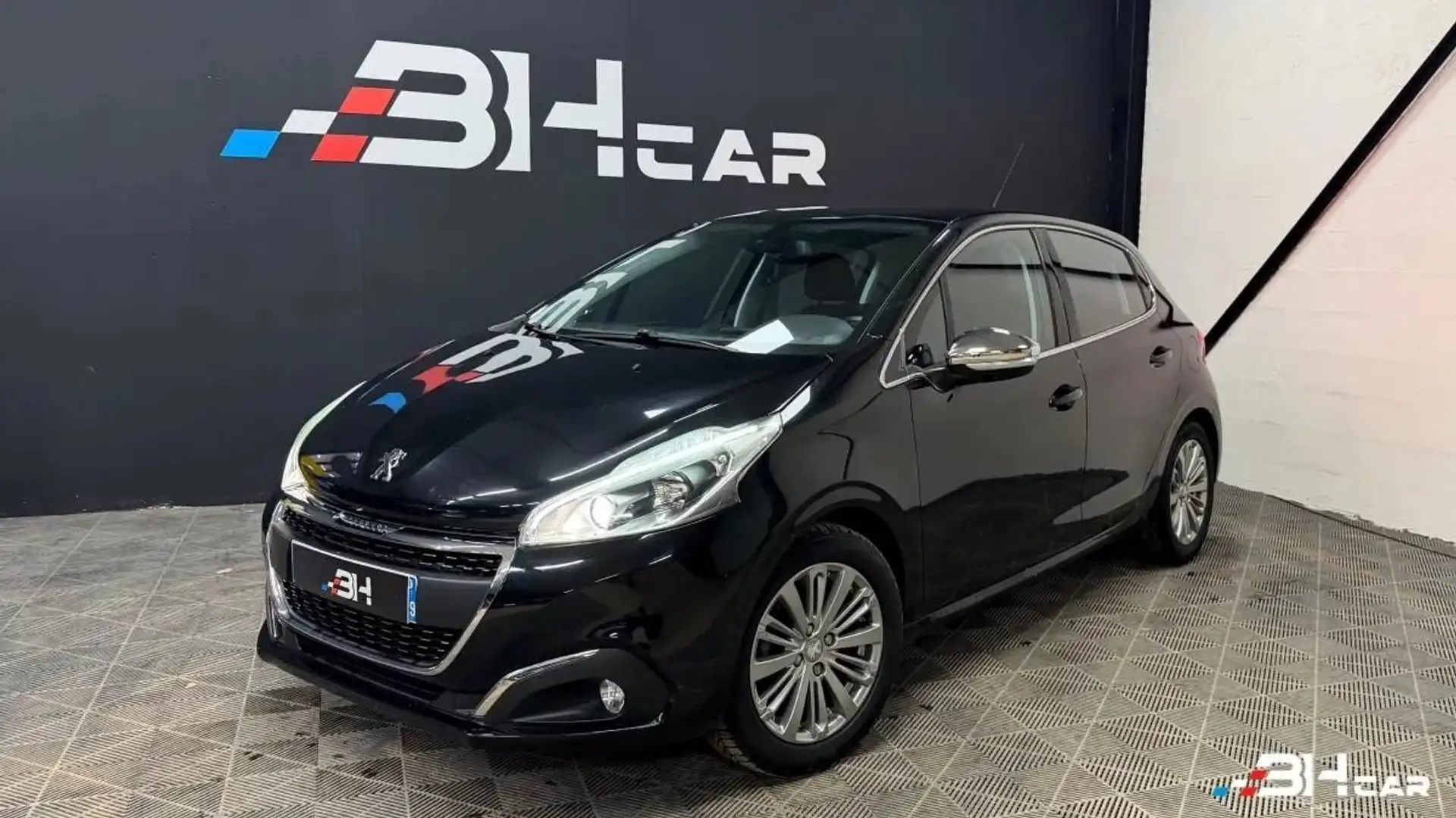 Peugeot 208 1.2 PURETECH 80 ALLURE / Suivi / CarPlay Noir - 1