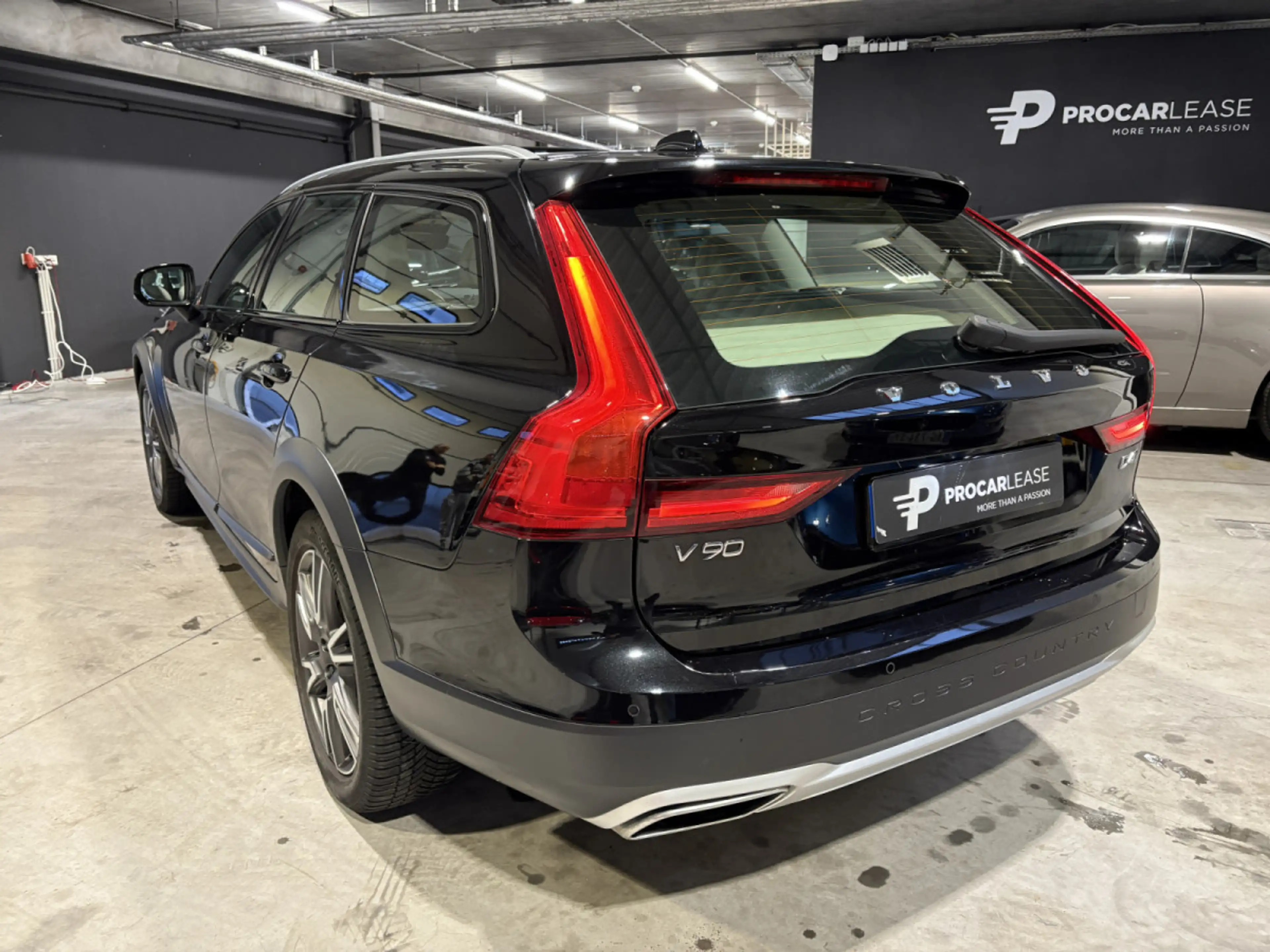 Volvo V90 Cross Country Pro AWD/PANO/19/360/HUP.D/MALUS PAYE — photo 3