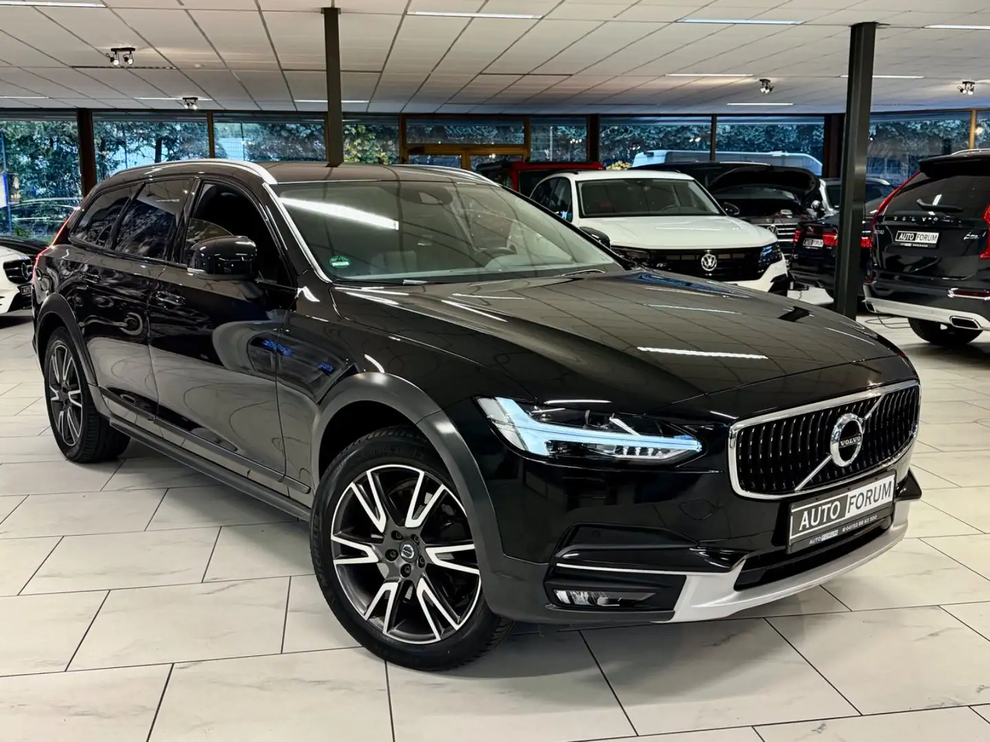 Volvo V90 Cross Country V90 2.0 D5 CC AWD AUT AHK LEDER LED SHZ CAM PDC Schwarz - 2