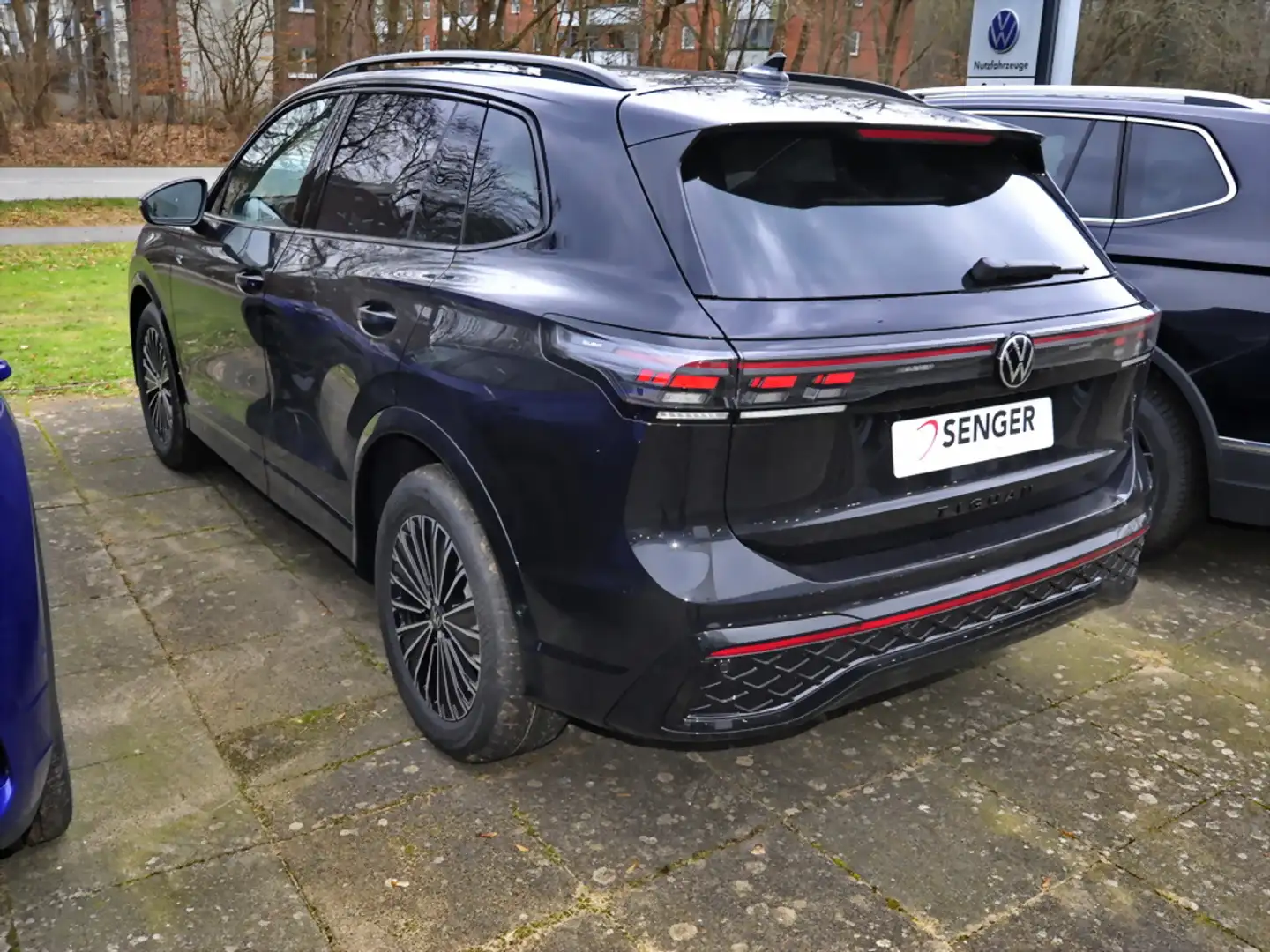 Volkswagen Tiguan R-Line 1,5 l eTSI Matrix Navi Sitzheizung Schwarz - 2