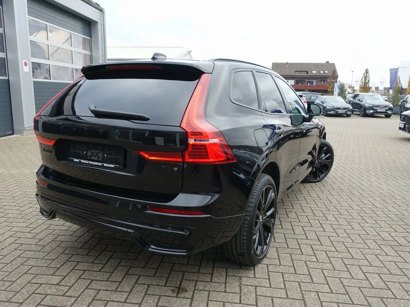 Volvo XC60 Black Edition Plus T6 AWD/AHK/FourC/B&W/BLS Schwarz - 2