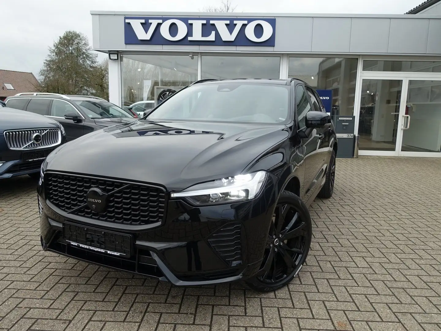 Volvo XC60 Black Edition Plus T6 AWD/AHK/FourC/B&W/BLS Schwarz - 1