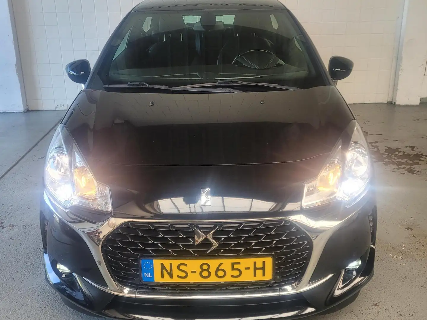 DS Automobiles DS 3 1.2T 110PK SO CHIC NAVI/HIFI/PDC/CAMERA/17" Zwart - 2