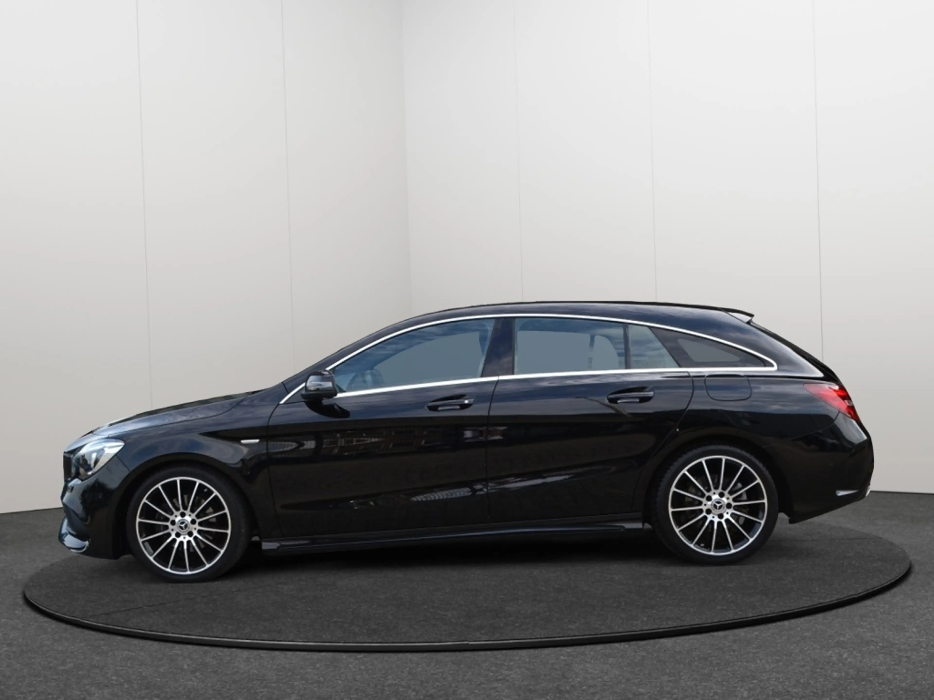 Mercedes-Benz CLA 180 Shooting Brake AMG Edition Camera/LED/Keyless/18'' — photo 2