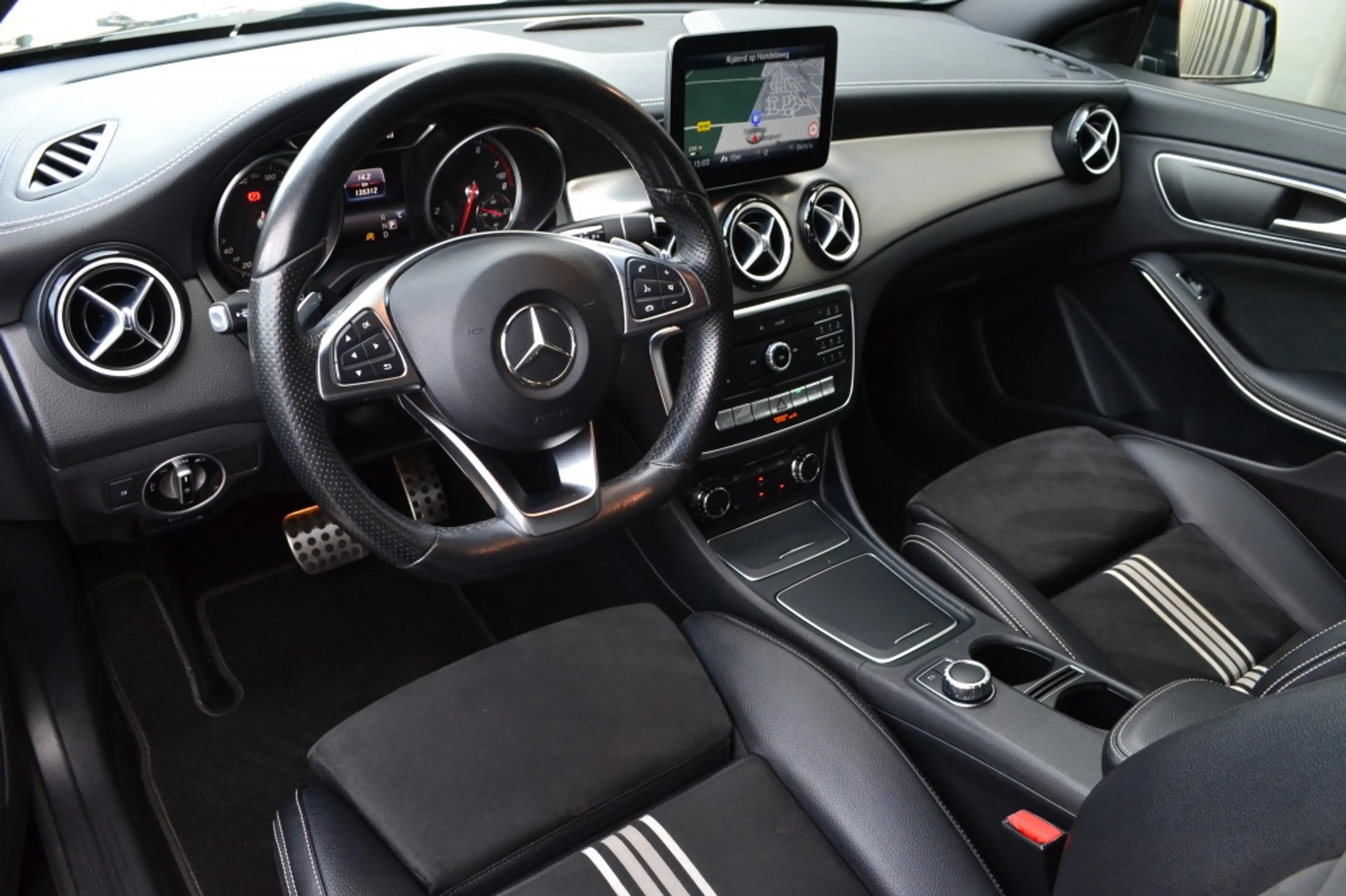 Mercedes-Benz CLA 180 Shooting Brake AMG Edition Camera/LED/Keyless/18'' — photo 6
