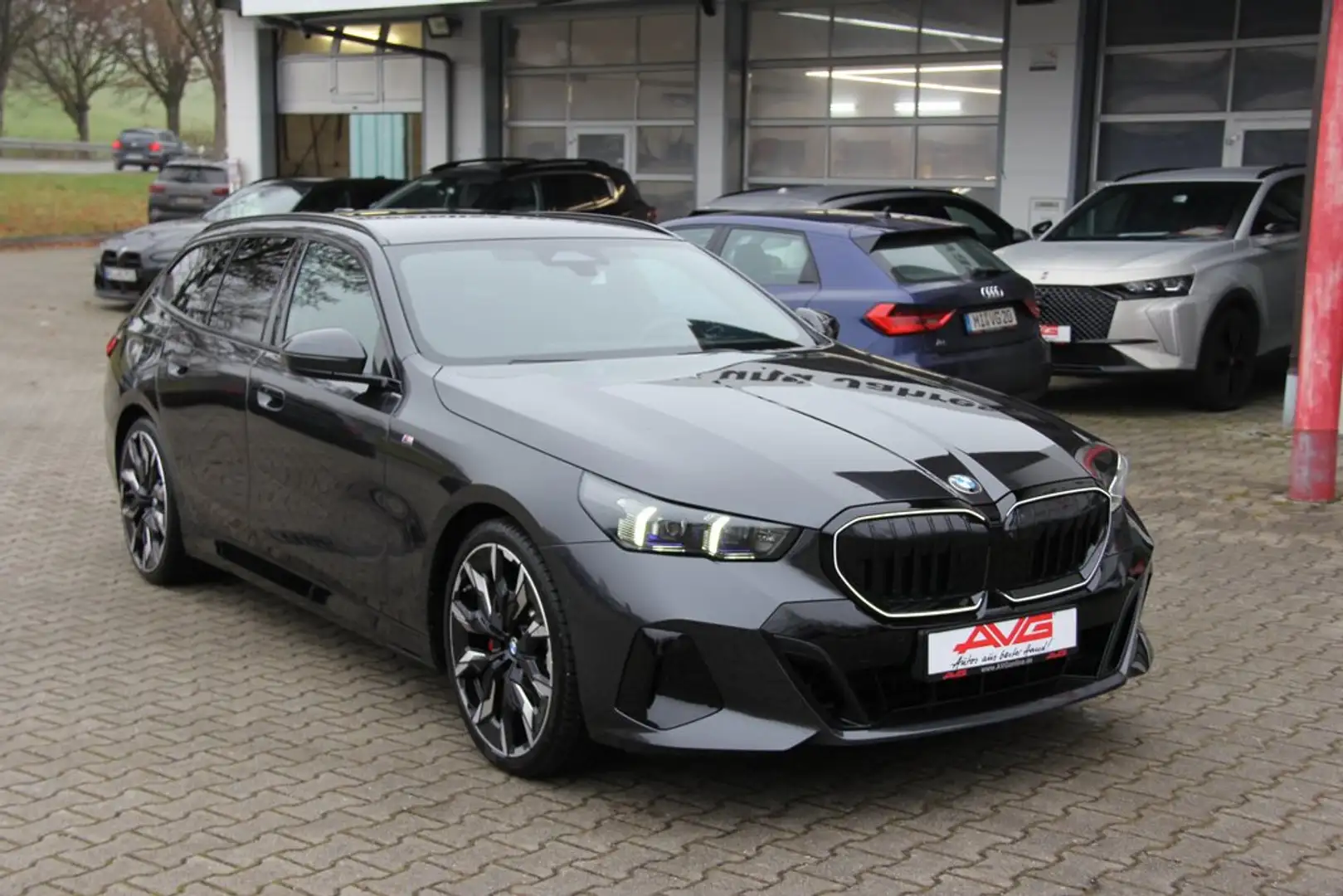 BMW 520 G61 M-Sport-Pro Panorama Adaptiv-LED AHK B&W Schwarz - 1