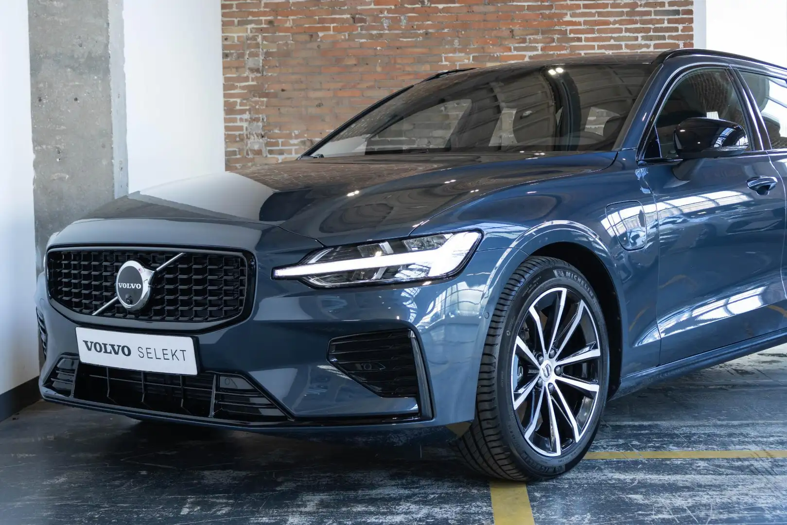 Volvo V60 2.0 T6 Plug-in hybrid AWD Plus Dark | Elektrische Blau - 2