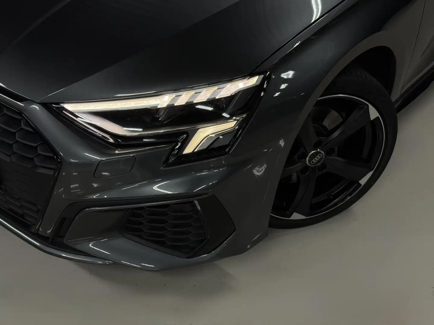 Audi A3 Sportback 35 TFSI | NL | Matrix | CarPlay | Dealer Grijs - 2