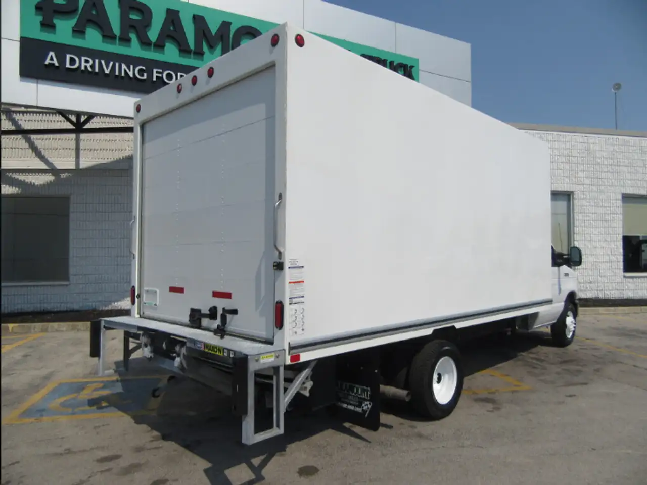 Ford E-450 Super Duty DRW снимка Ford E-450 Super Duty DRW