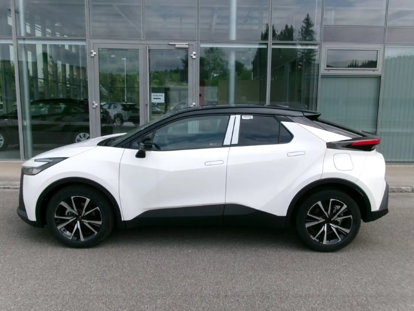 Toyota C-HR 1,8 Hybrid E-CVT Active Drive !!! TOP ANGEBOT !!! Weiß - 2