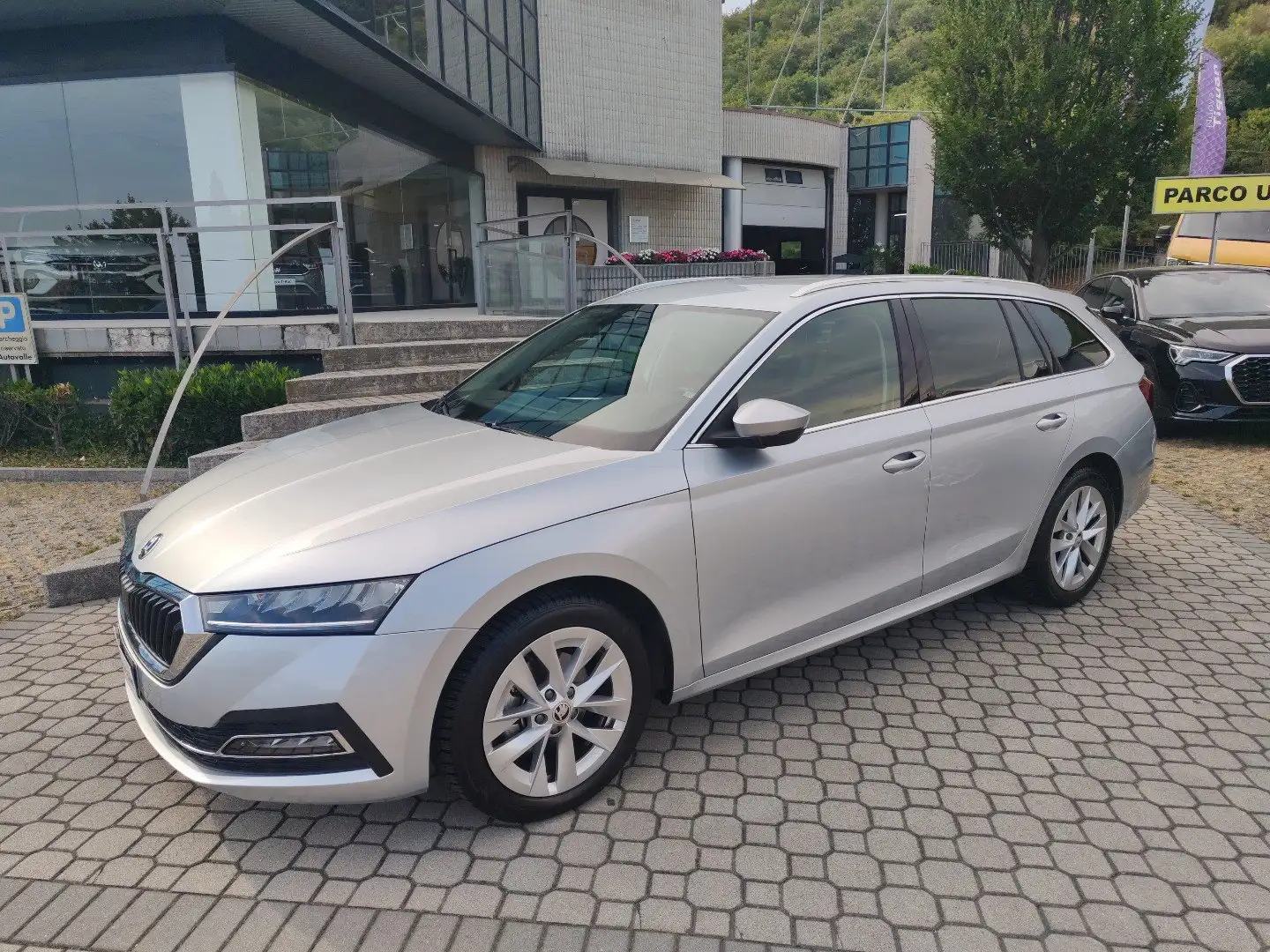 Skoda Octavia 2.0 TDI EVO SCR DSG Wagon Style Silber - 2