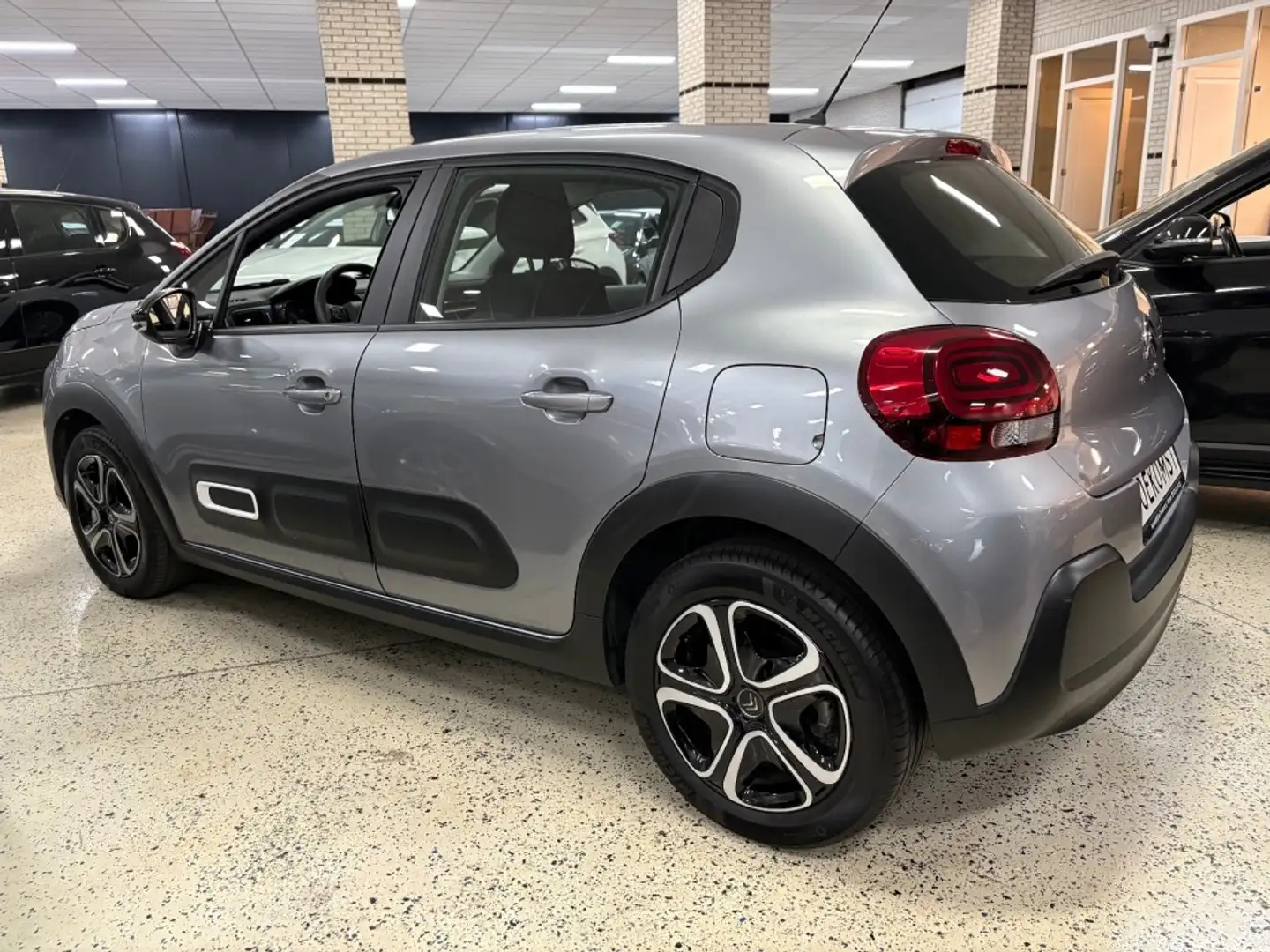 Citroen C3 1.2 110pk Navigatie Multimedia USB Airco Parkeer s Grijs - 2