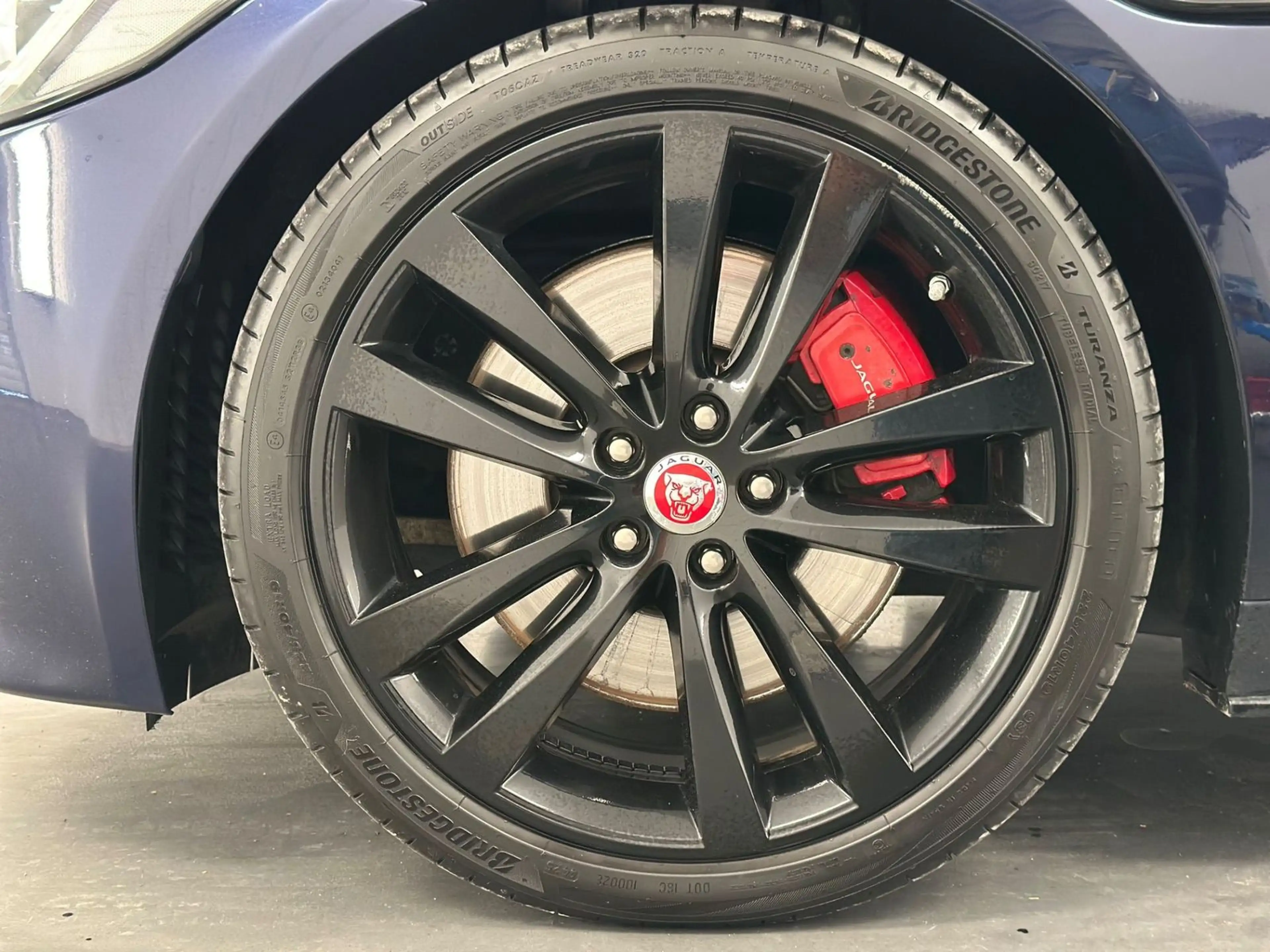Jaguar XE S 3.0 V6 Kompressor Black Pack Pano 19Zoll — photo 5