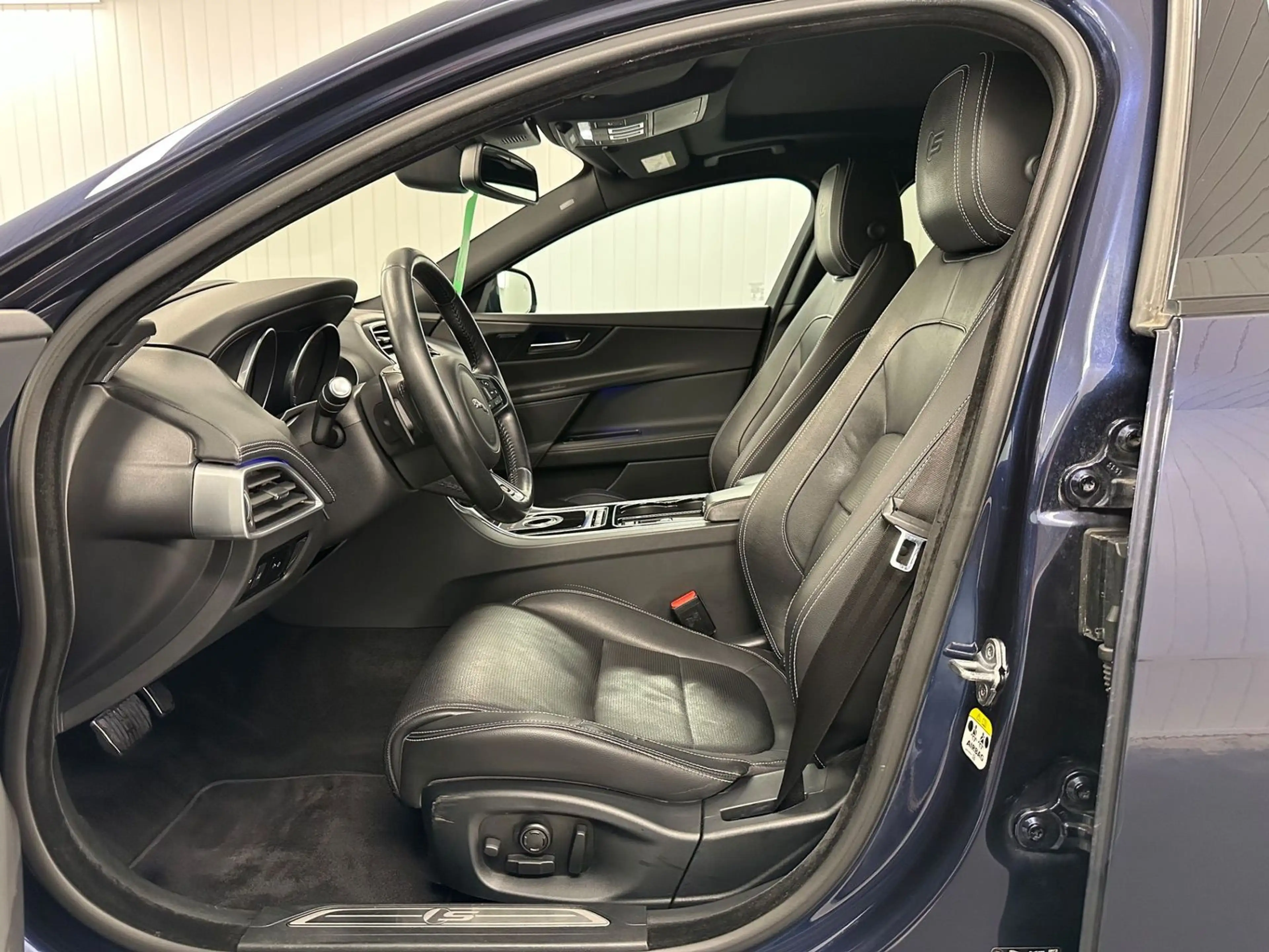 Jaguar XE S 3.0 V6 Kompressor Black Pack Pano 19Zoll — photo 15