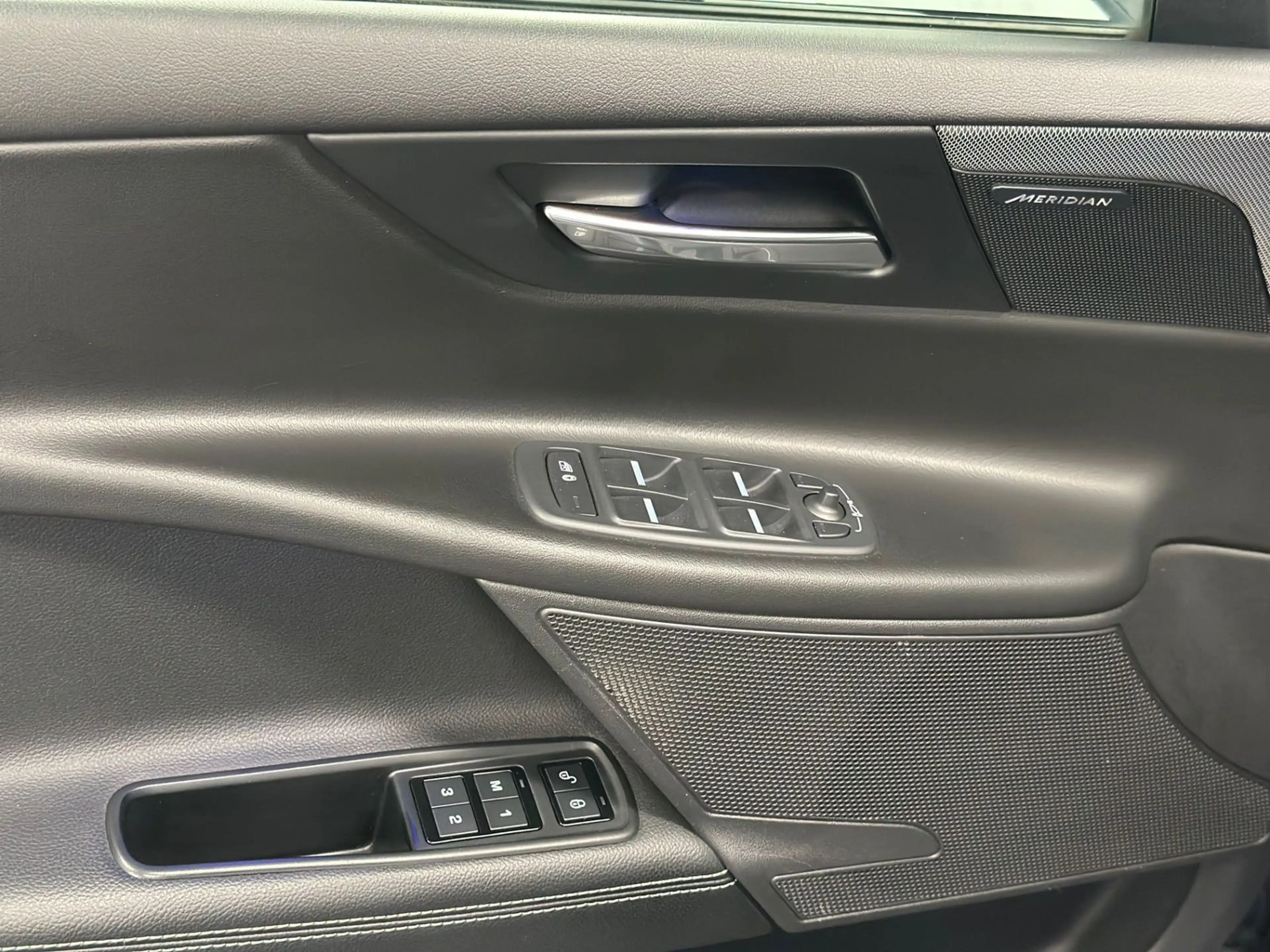 Jaguar XE S 3.0 V6 Kompressor Black Pack Pano 19Zoll — photo 10