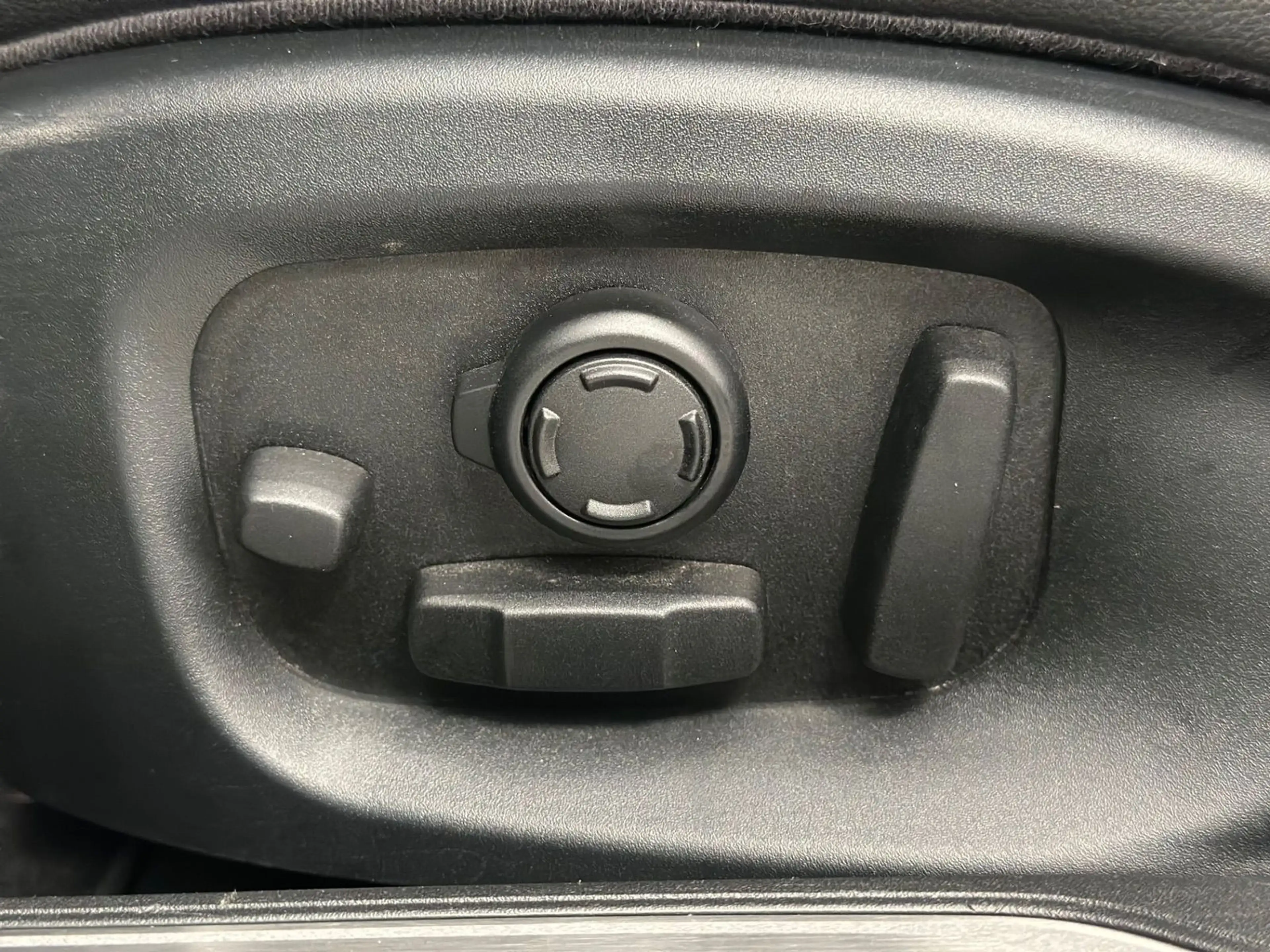 Jaguar XE S 3.0 V6 Kompressor Black Pack Pano 19Zoll — photo 13