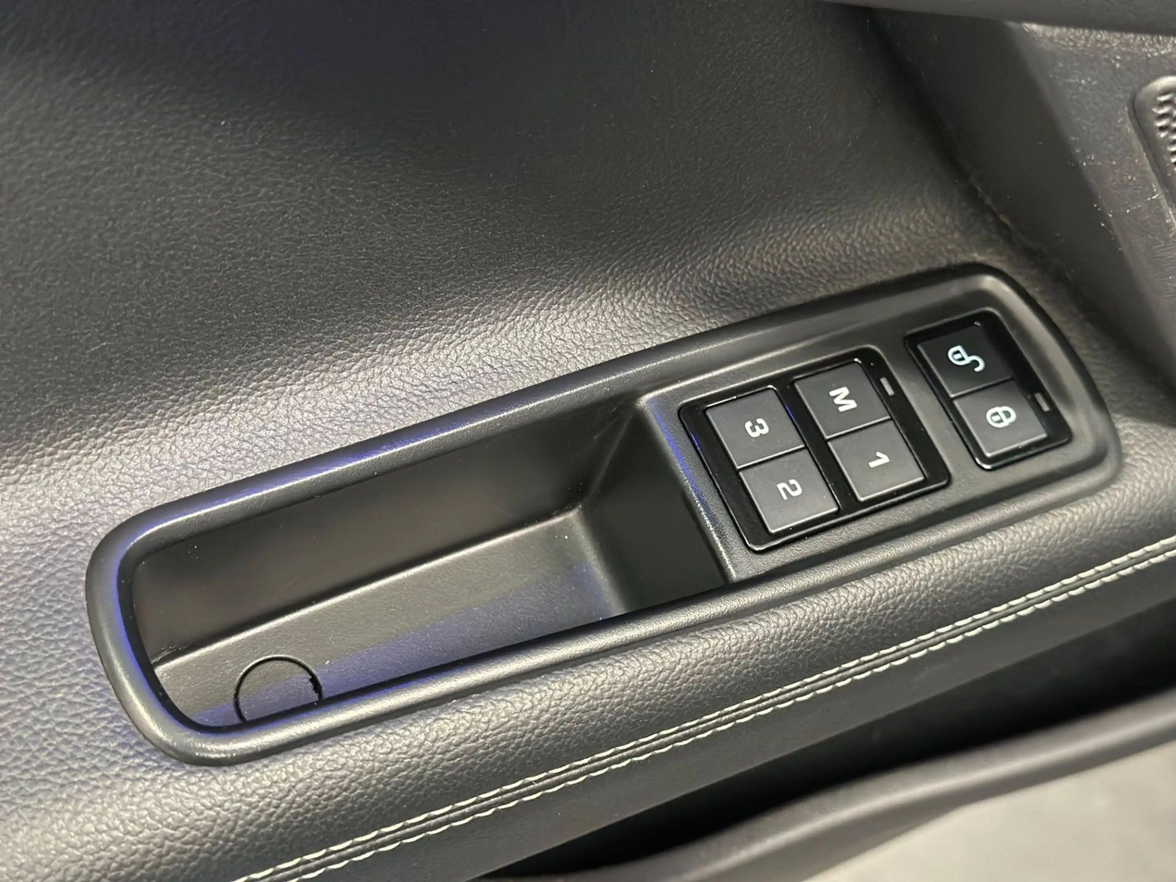 Jaguar XE S 3.0 V6 Kompressor Black Pack Pano 19Zoll — photo 12