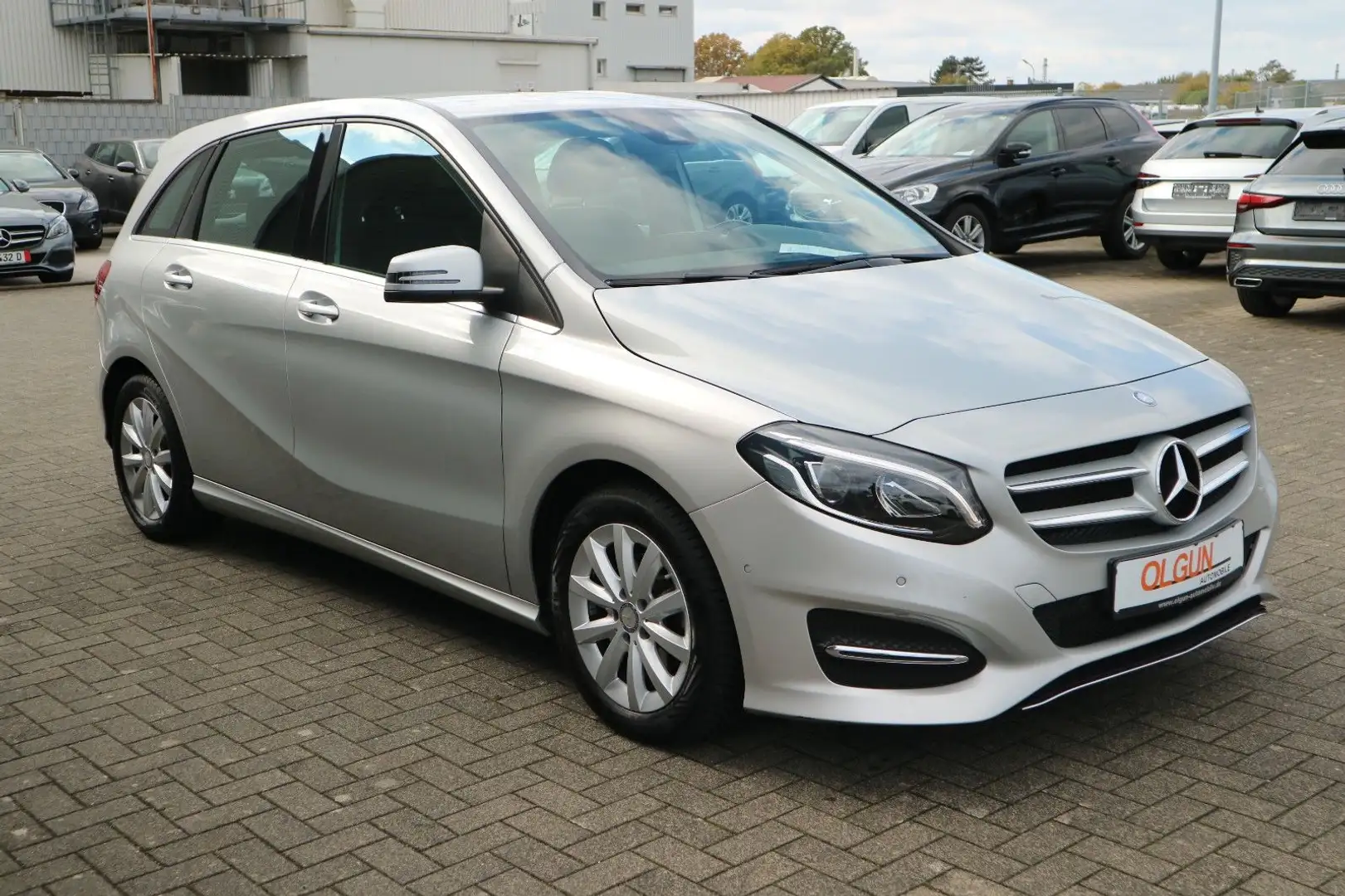 Mercedes-Benz B 180 d Urban Aut. *LED*NAVI*AHK* Argent - 2