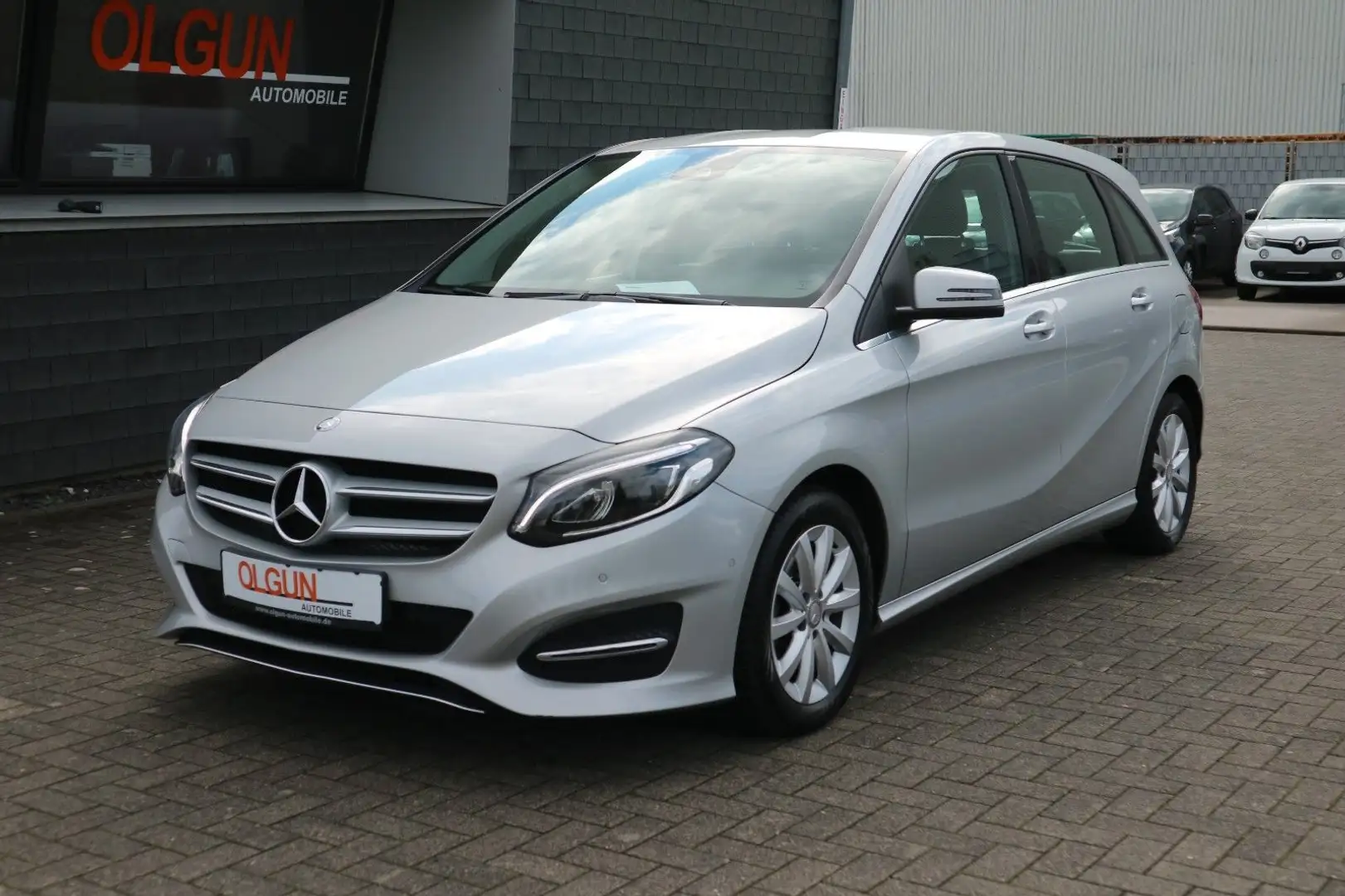 Mercedes-Benz B 180 d Urban Aut. *LED*NAVI*AHK* Argent - 1