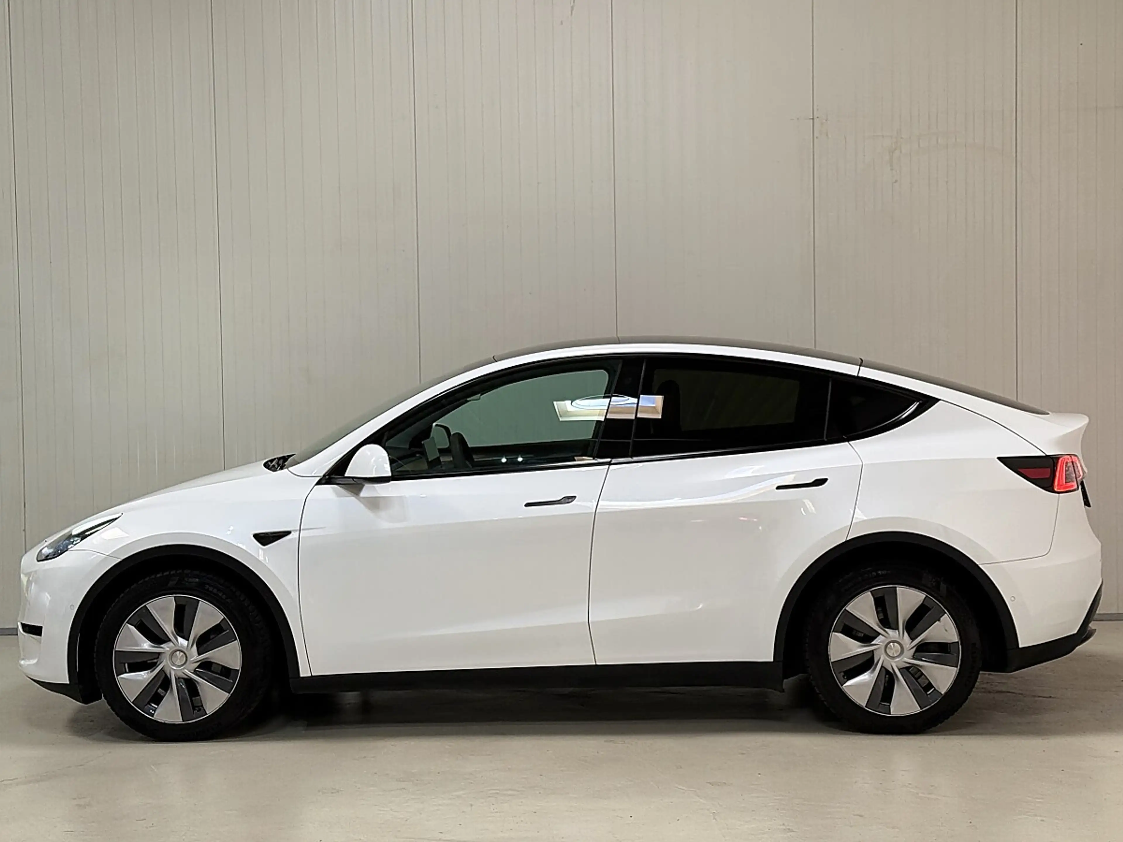 Tesla Model Y Long Range AWD 75kWh — photo 9