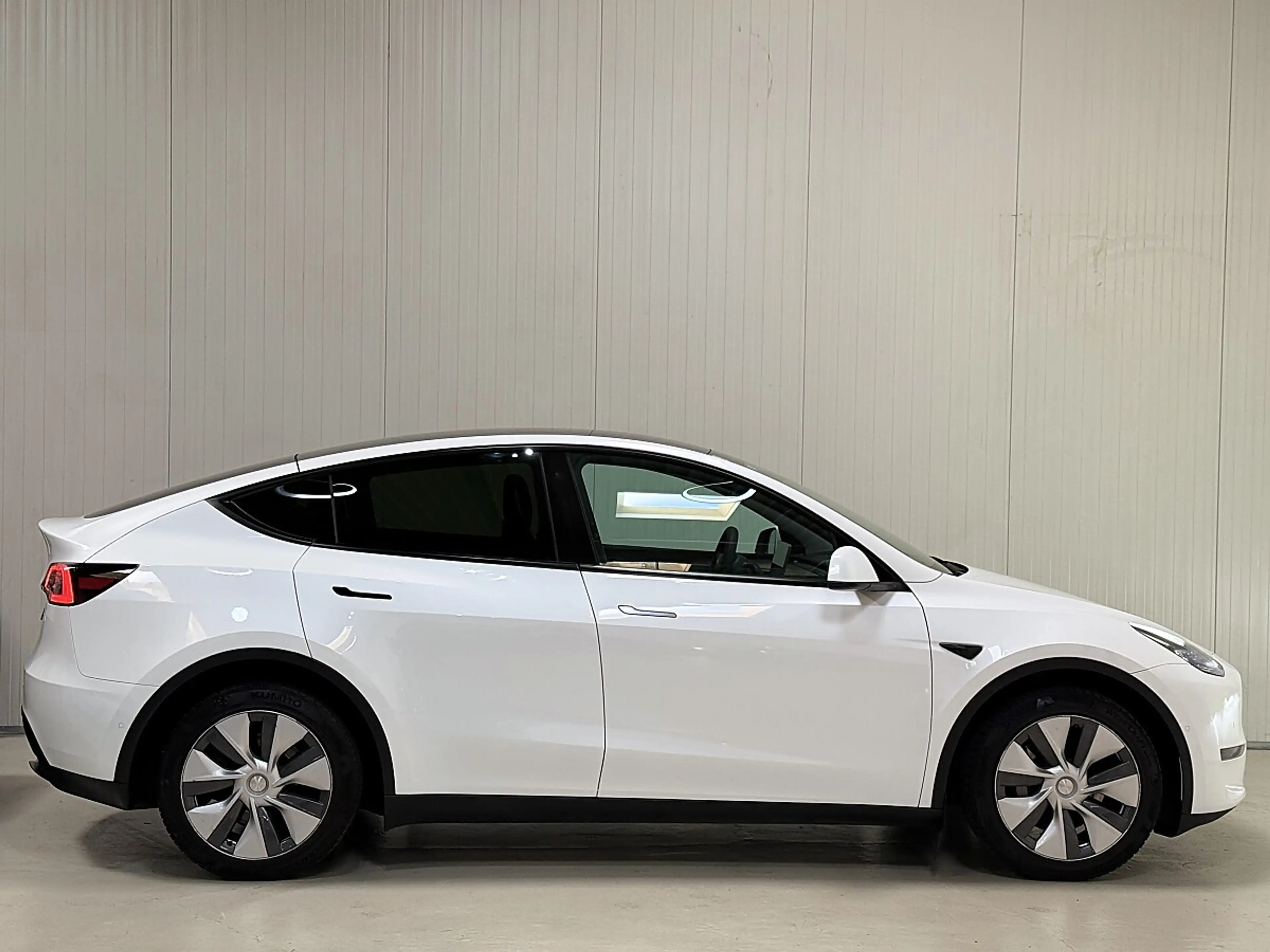 Tesla Model Y Long Range AWD 75kWh — photo 11