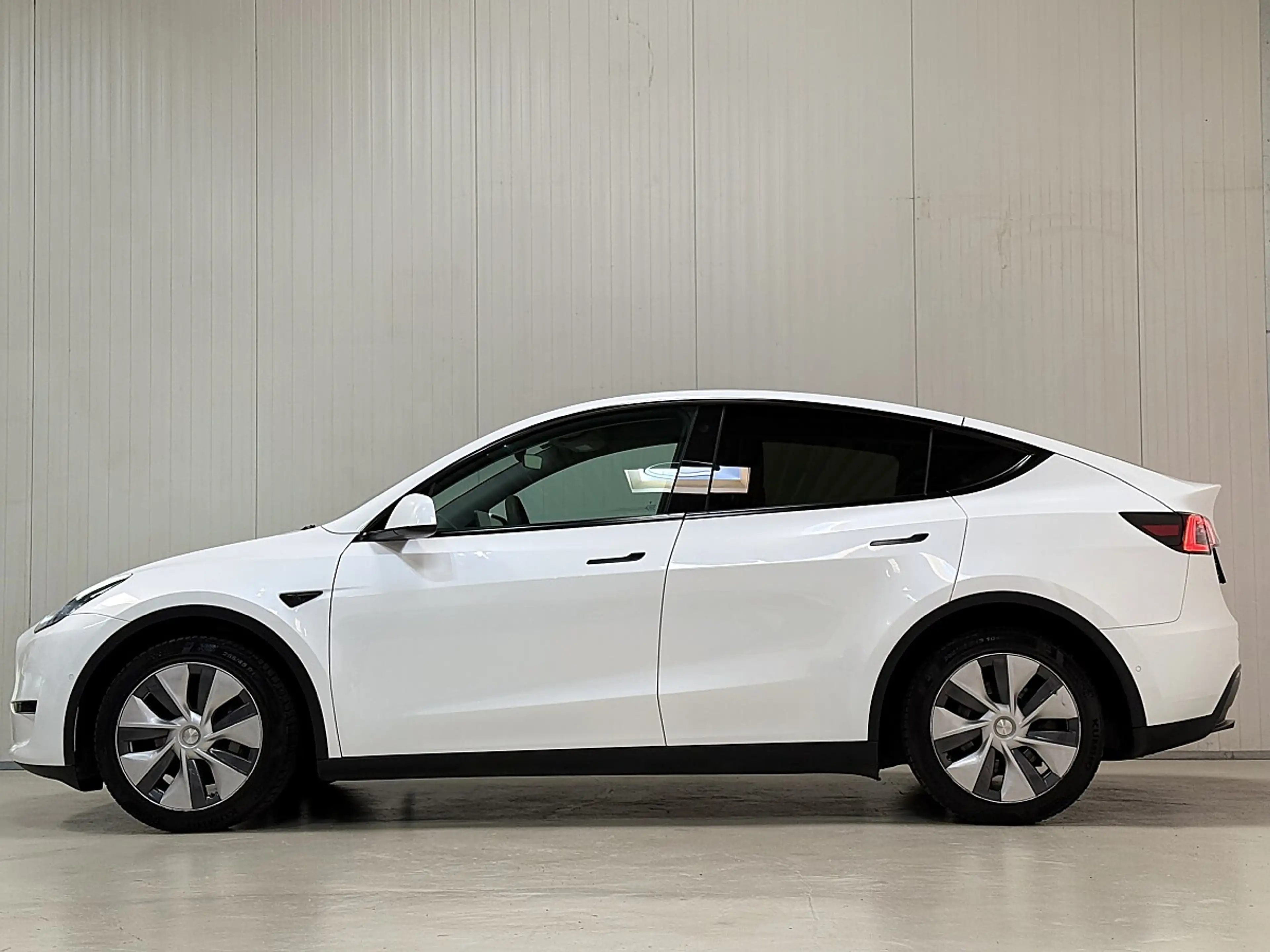 Tesla Model Y Long Range AWD 75kWh — photo 10